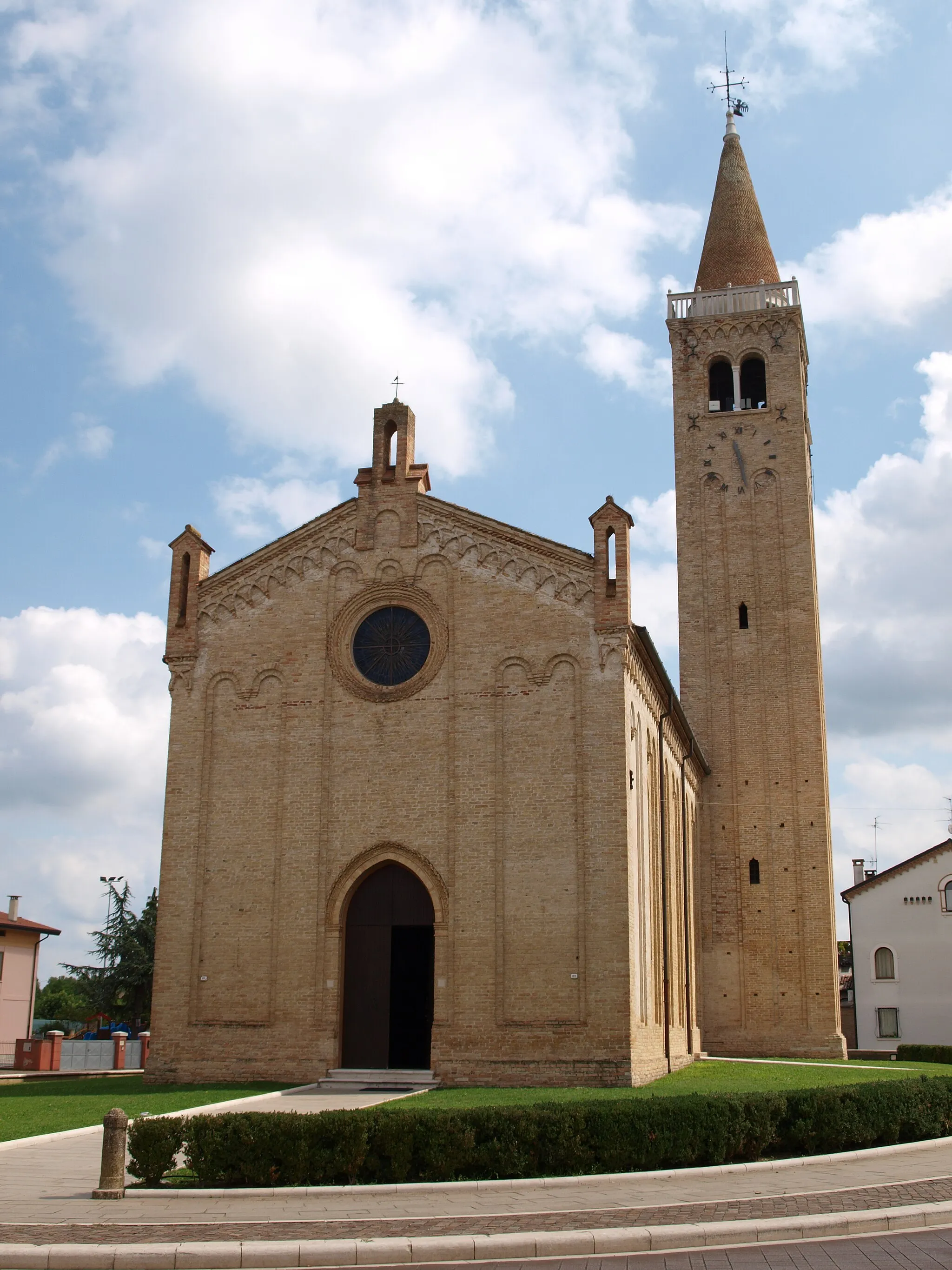 Photo showing: A frontal view of the chiesa di Sant'Antonio Abate (church of Saint Anthony the Great) in Pravisdomini, in Northeast Italy.