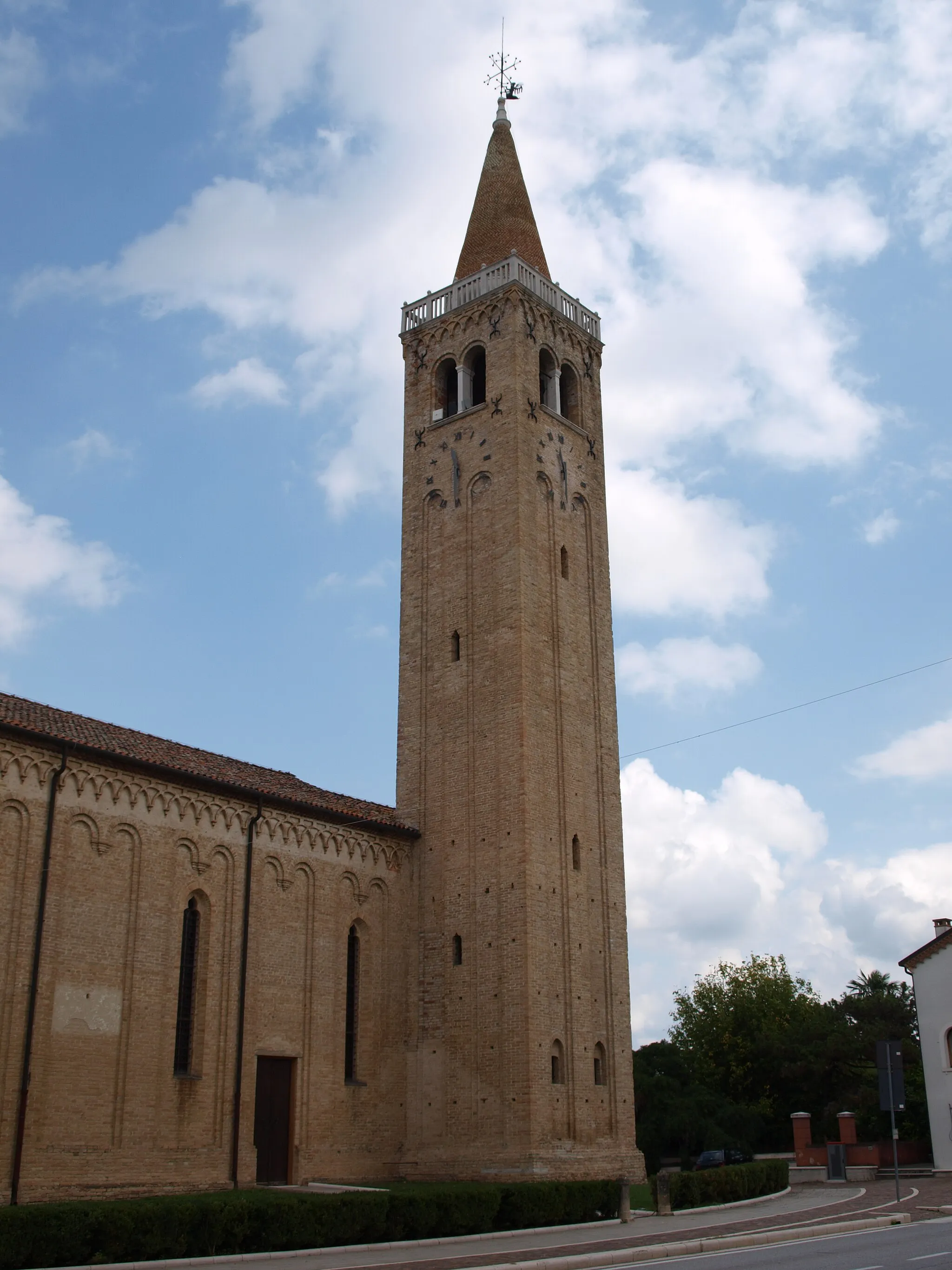 Photo showing: The bell tower of the chiesa di Sant'Antonio Abate (church of Saint Anthony the Great) in Pravisdomini, in Northeast Italy.