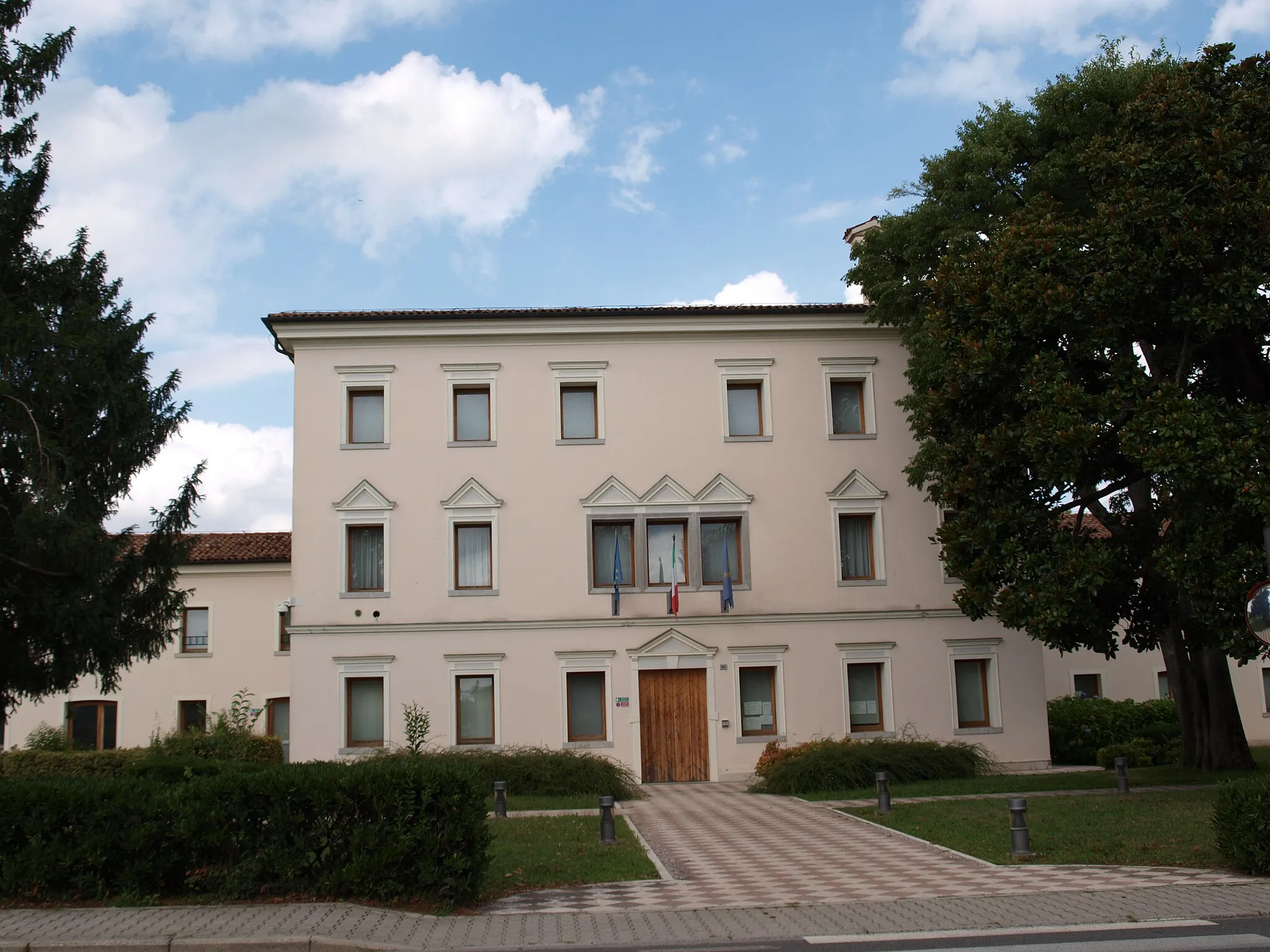 Photo showing: The facade of the town hall of Pravisdomini, in Northeast Italy