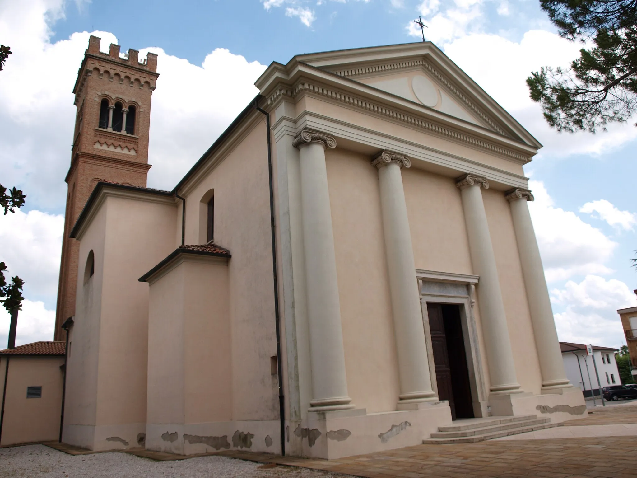 Photo showing: The facade and left exterior wall of the chiesa di Santa Lucia (saint Lucy church) in Prata di Pordenone, in Northeast Italy.