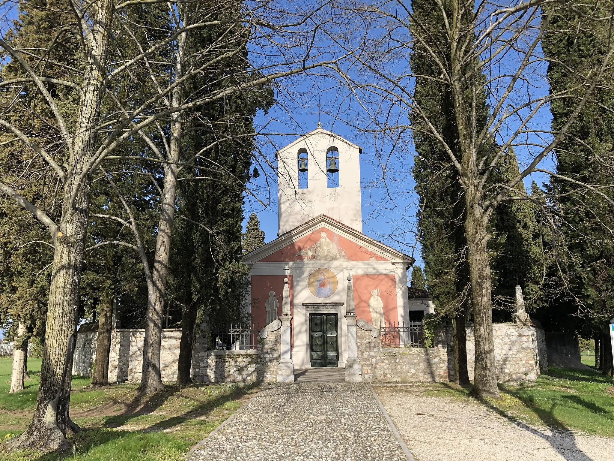 Photo showing: Viscone Chiesa Cimitero