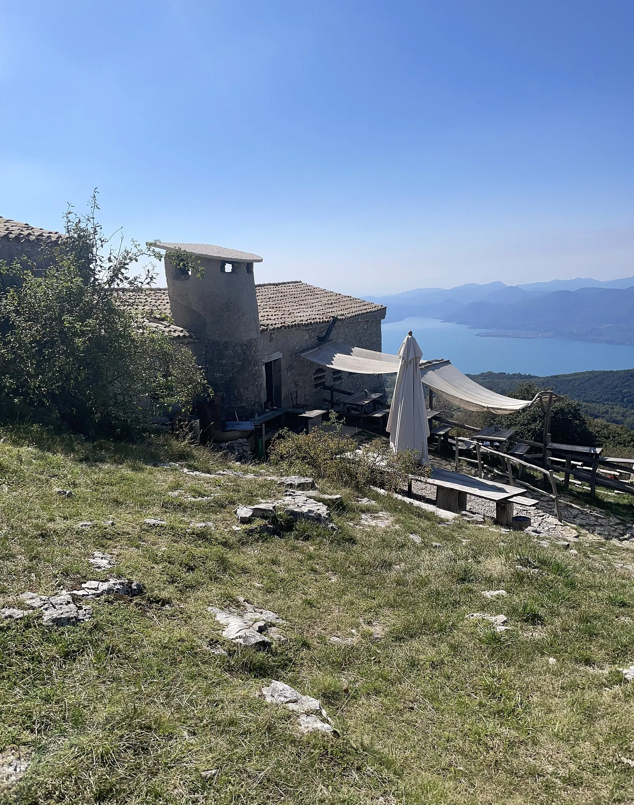 Photo showing: View at Malga Pralongo from the south-east and Lake Garda in the background