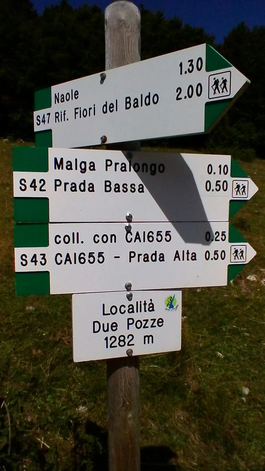 Photo showing: Segnavia sentiero S47 S42 S43 in loc. Due Pozze - Prada di San Zeno di Montagna