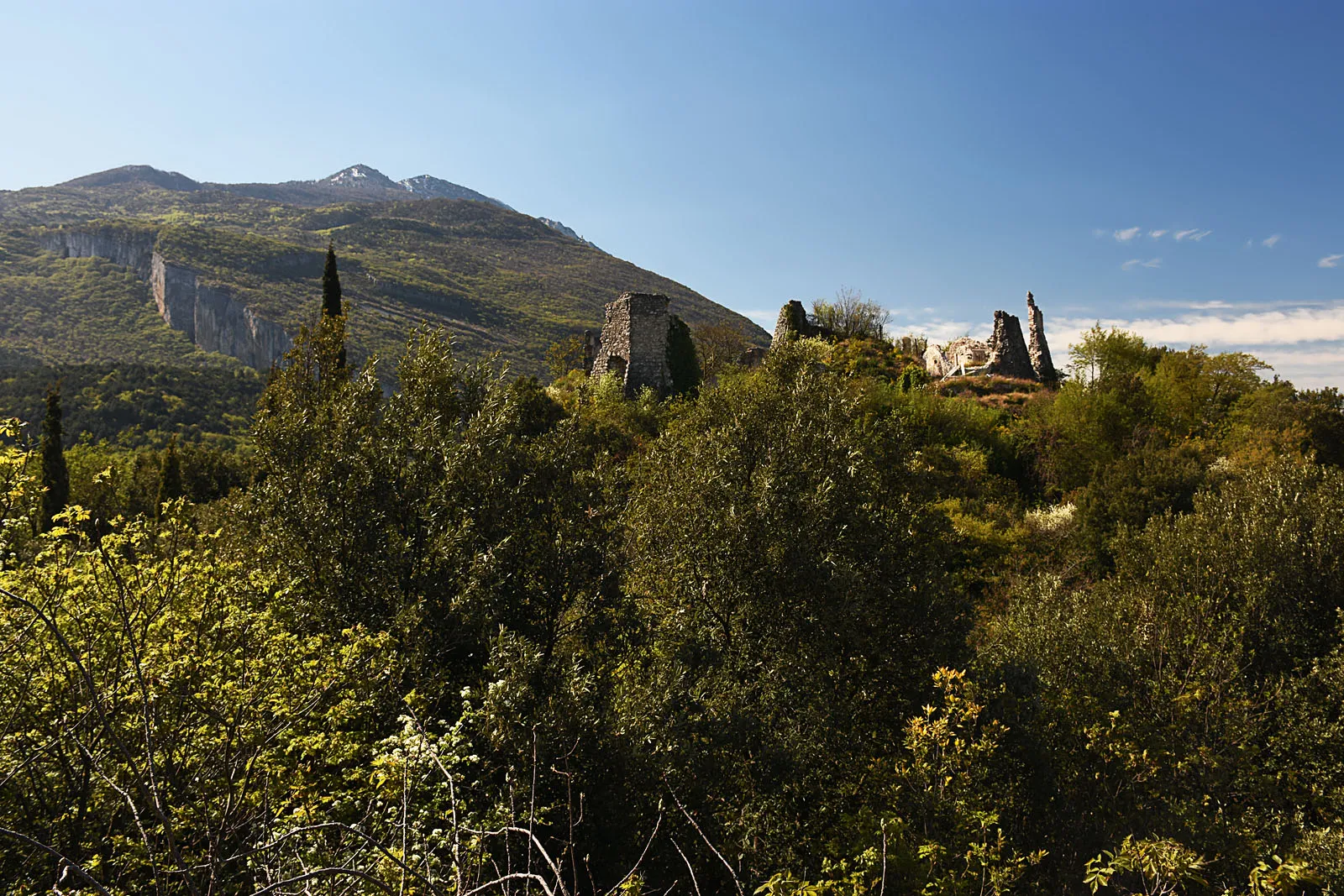 Photo showing: The view on Castel Penede ruins from the neighbouring hill.