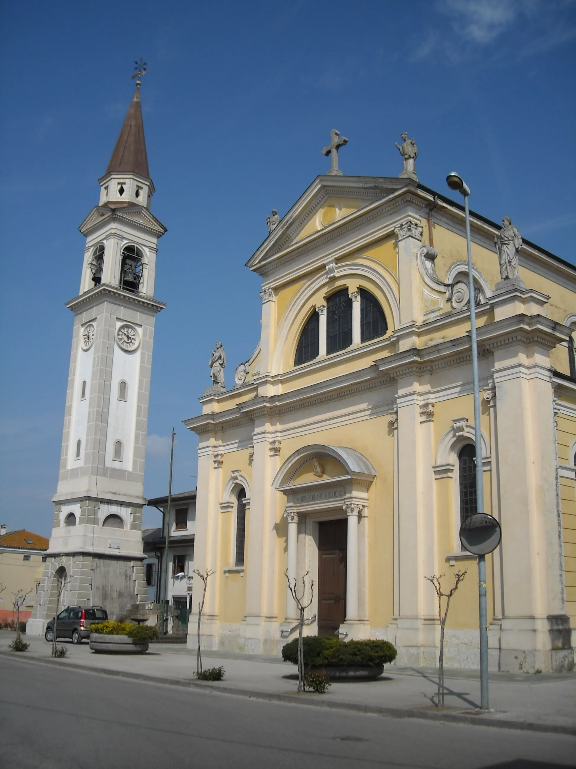 Photo showing: Chiesa e campanile di Lanzè