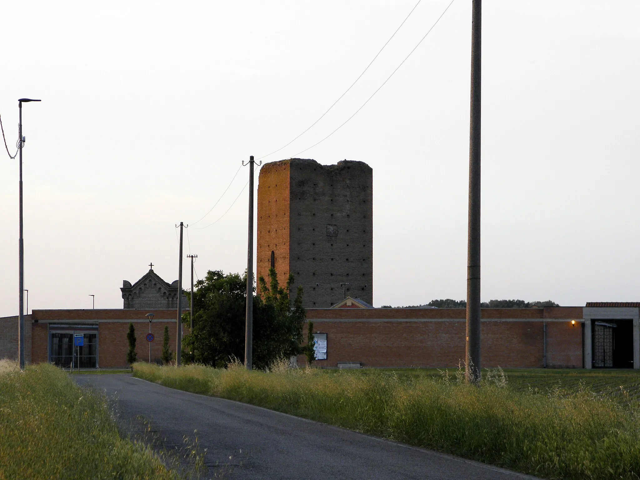 Photo showing: Galliera, la torre medioevale che sorge alla periferia nord dell'abitato nei pressi del cimitero.