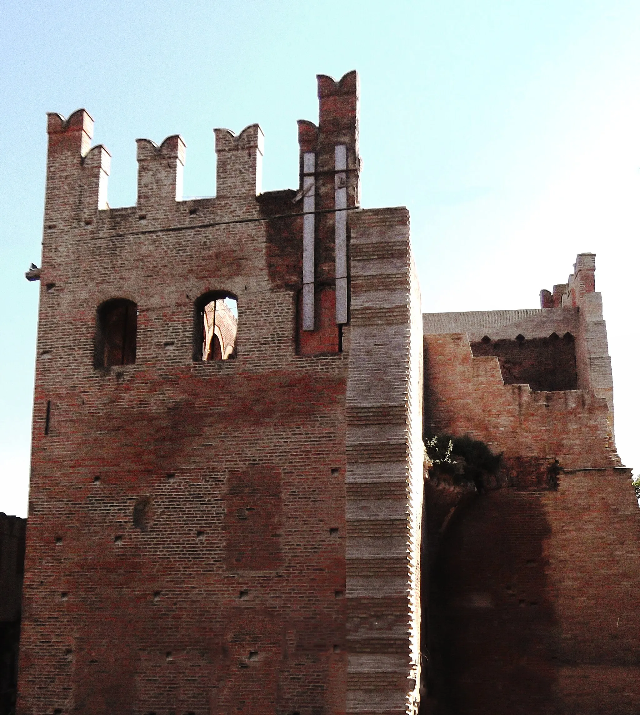 Photo showing: Particular of a damaged tower in the Bentivoglio's castle