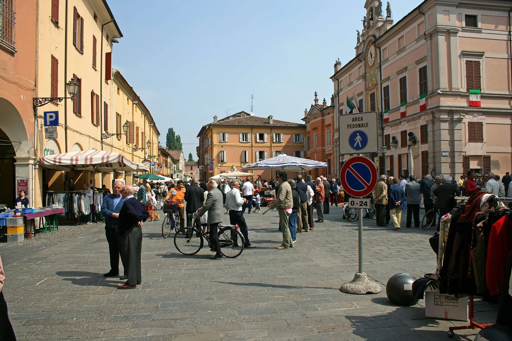 Photo showing: Piazza - Mercato Antiquario