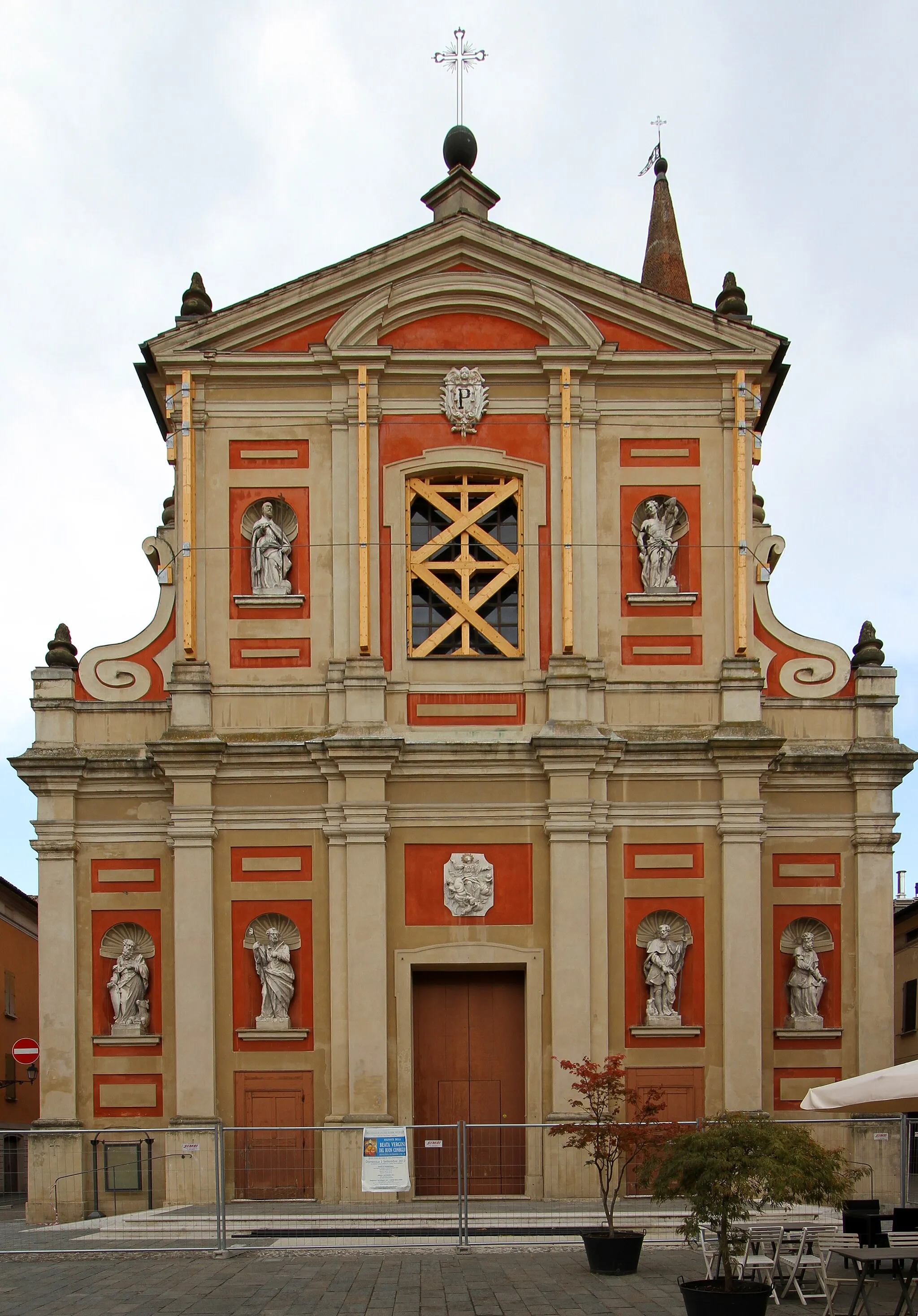 Photo showing: Pieve di Cento tre mesi dopo il terremoto: la chiesa parrocchiale di Santa Maria Maggiore