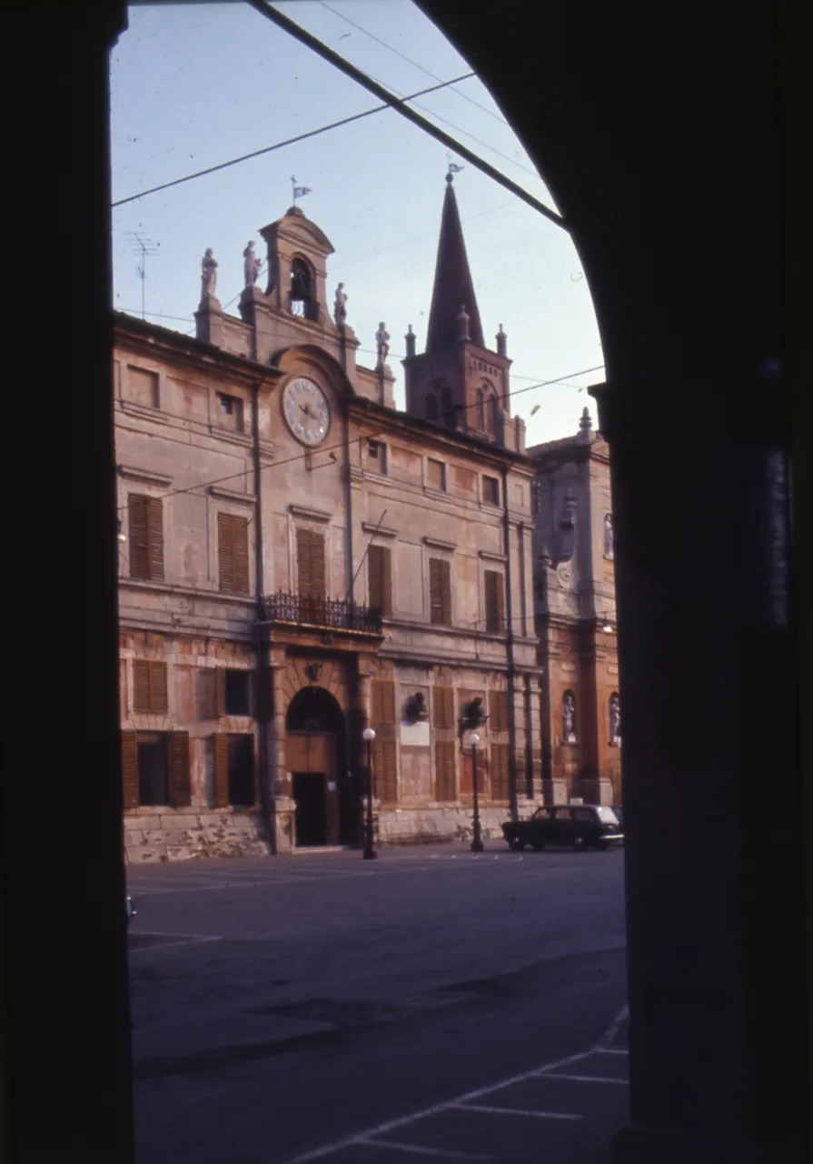 Photo showing: Servizio fotografico : Pieve di Cento, 1971 / Paolo Monti. - Foglio: 1, Fotogrammi complessivi: 20/20 : Diapositiva, sviluppo cromogeno/ pellicola ; 35 mm. - ((Sullo chassis della diapositiva n. 01 iscrizione manoscritta: "Pieve/ Cento". - Occasione: Diapositive per audiovisivo Regione Emilia-Romagna. - Fonte: Rubrica di Paolo Monti: Diapositive 24x36mm (1948-1982), presso Archivio Paolo Monti. Rubrica con elenco soggetti e numeri di inventario (da 1 a 1000) corrispondenti ai fogli a tasche in pvc in cui sono contenute le diapositive. - Fonte: Fattura di Paolo Monti: IV. Commesse/ Fattura n. 16/ Diapositive per audiovisivo Regione Emilia-Romagna (1973/10/22), presso Archivio Paolo Monti. N. 1000 diapositive a colori formato 35mm sugli aspetti del patrimonio naturale, artistico e culturale della Regione. Dal territorio di Parma e Piacenza, fino a Ravenna e oltre [...] Centri storici di [...] Pieve di Cento.