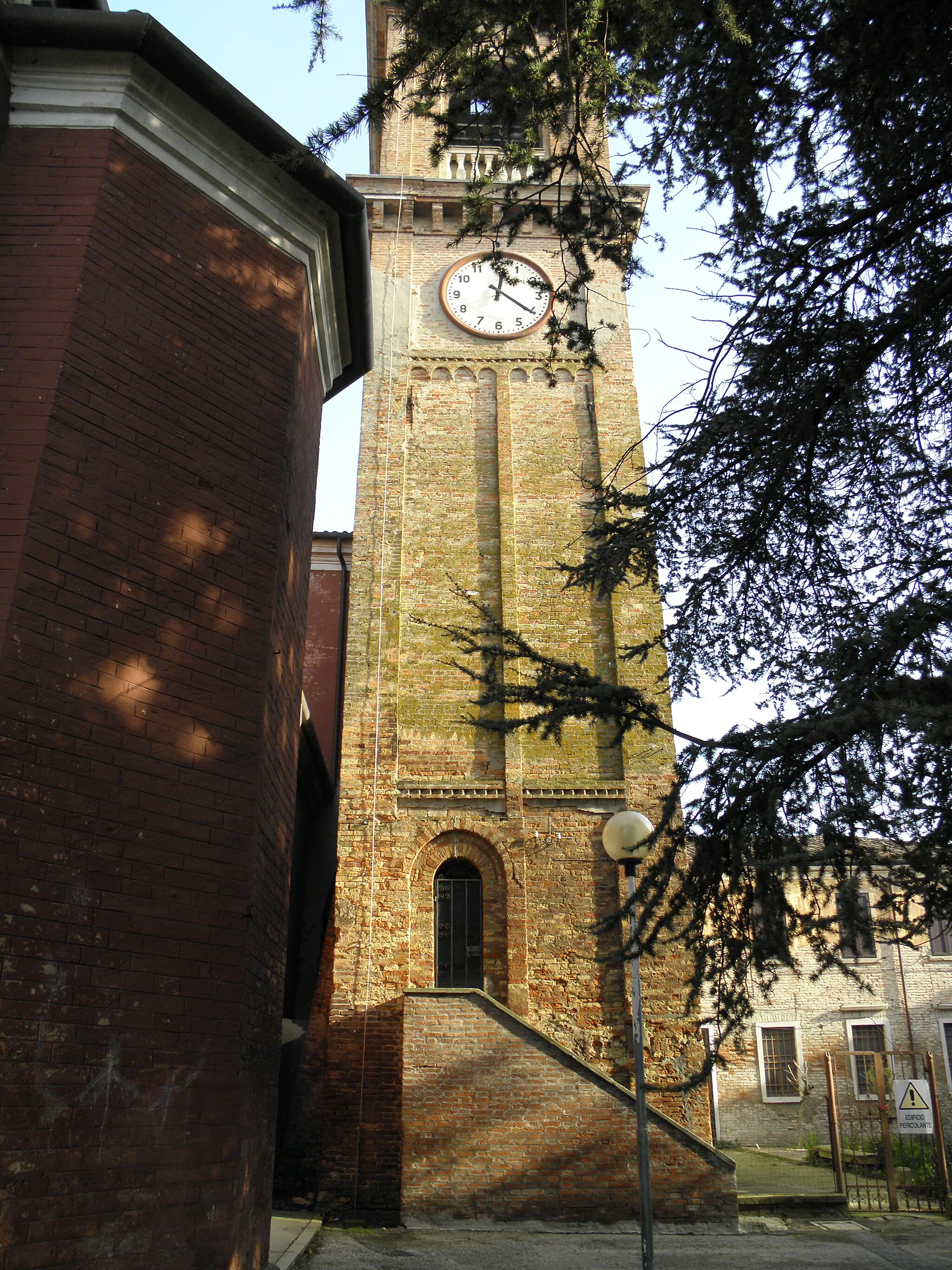 Photo showing: Formignana, il campanile con scaletta d'accesso alla base della chiesa di Santo Stefano, vista lato ovest.