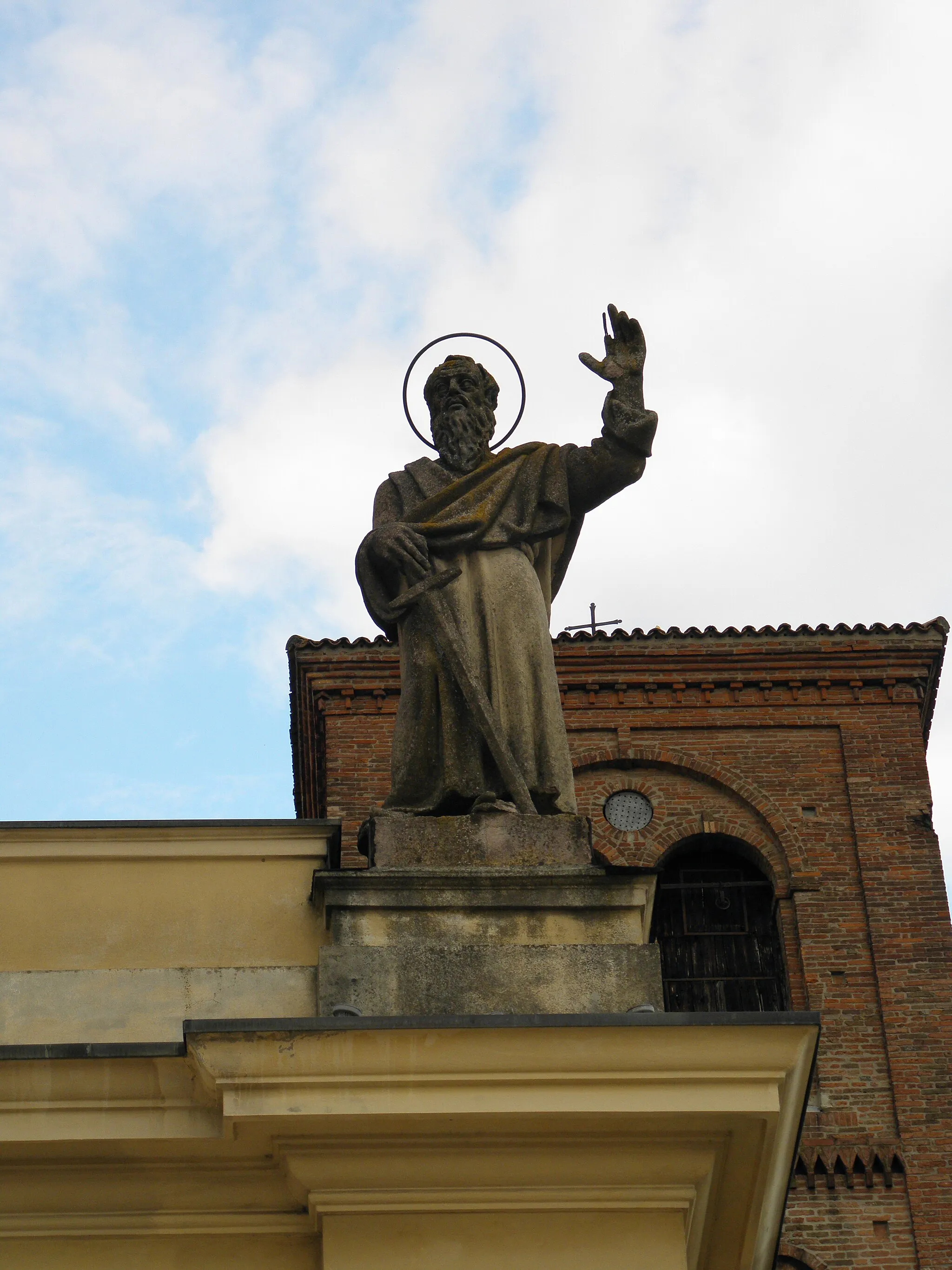 Photo showing: San Pietro in Casale: Piazza Giovanni XXIII, San Paolo, una delle statue che ornano la facciata della Chiesa dei Santi Pietro e Paolo.