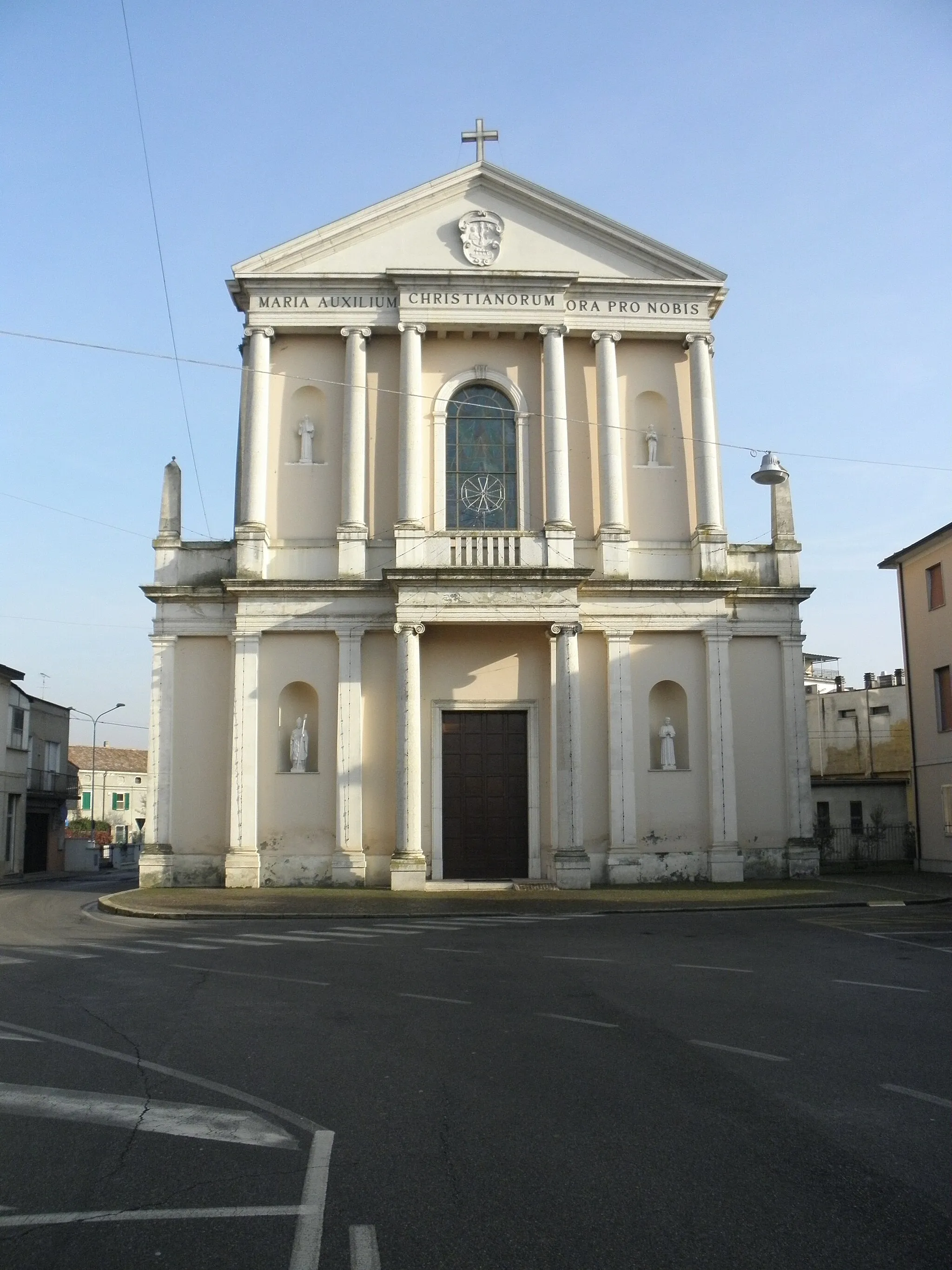 Photo showing: Codigoro, piazza Giacomo Matteotti: la chiesa parrocchiale di San Martino Vescovo.