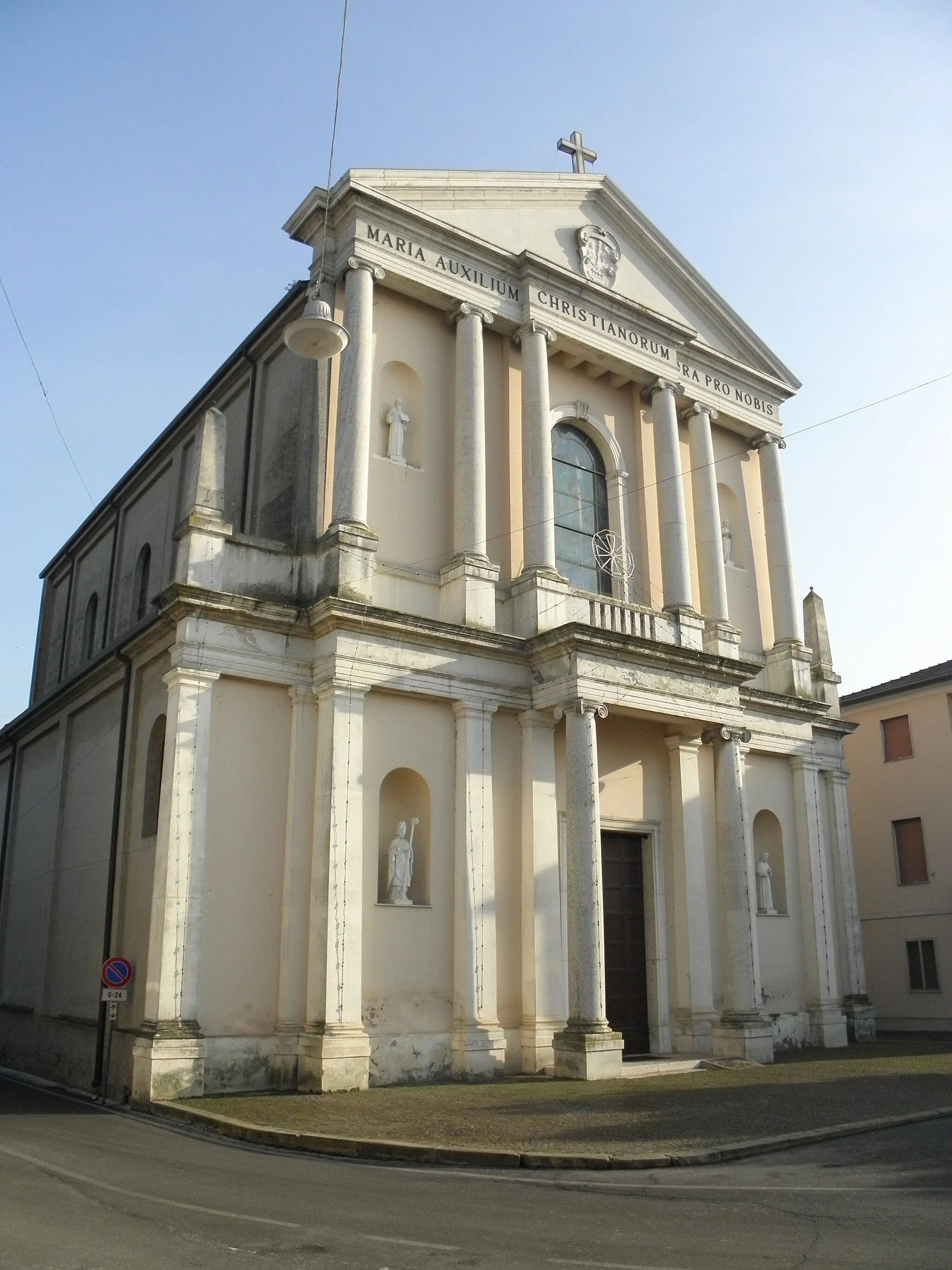 Photo showing: Codigoro, piazza Giacomo Matteotti: la chiesa parrocchiale di San Martino Vescovo.