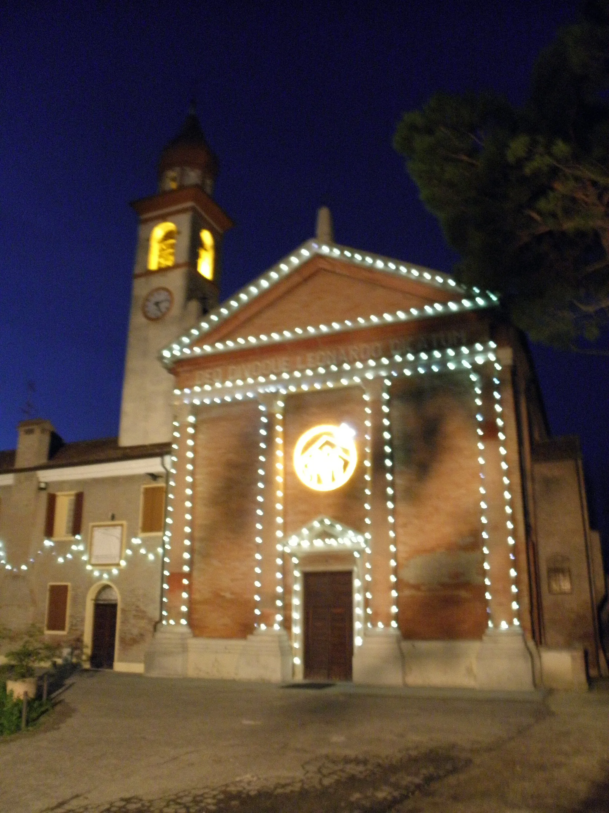 Photo showing: Masi Torello, vista notturna della chiesa di San Leonardo Abate addobbata con luci natalizie.