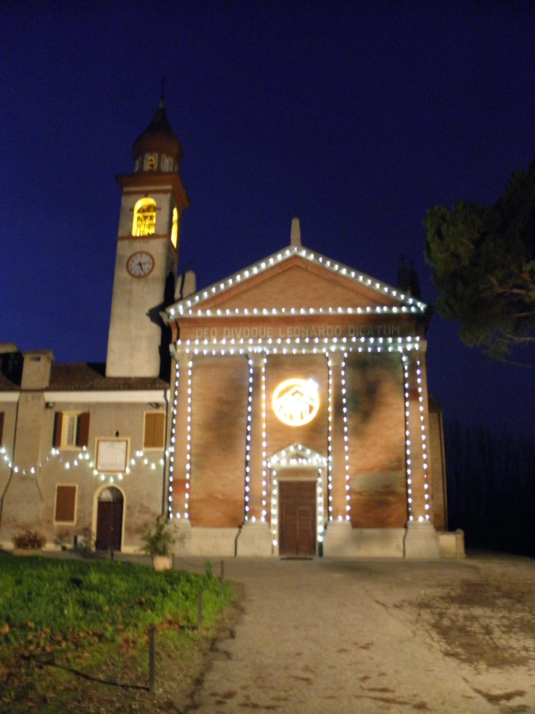 Photo showing: Masi Torello, vista notturna della chiesa di San Leonardo Abate addobbata con luci natalizie.