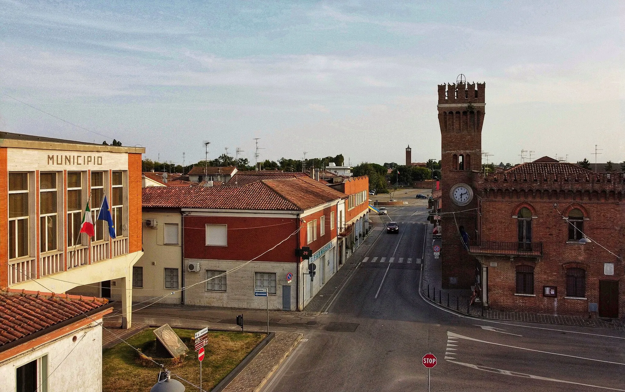 Photo showing: Veduta del municipio e della torre di Lagosanto (Ferrara)