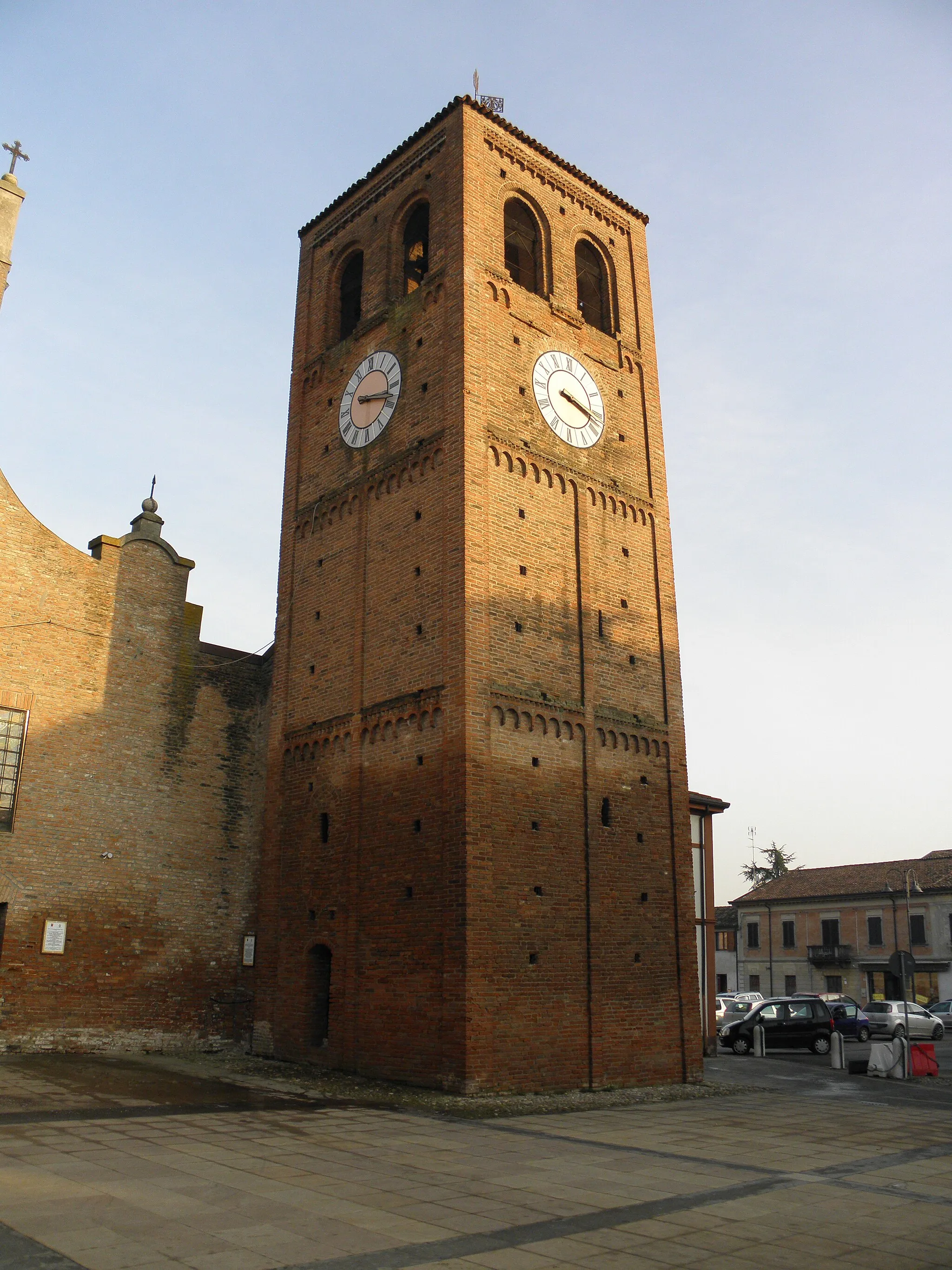 Photo showing: Massa Fiscaglia, già comune autonomo e ora frazione del comune di Fiscaglia: il trecentesco campanile in stile romanico-lombardo parte della precedente chiesa sostituita dall'edificio settecentesco della chiesa dei Santi Pietro e Giacomo.