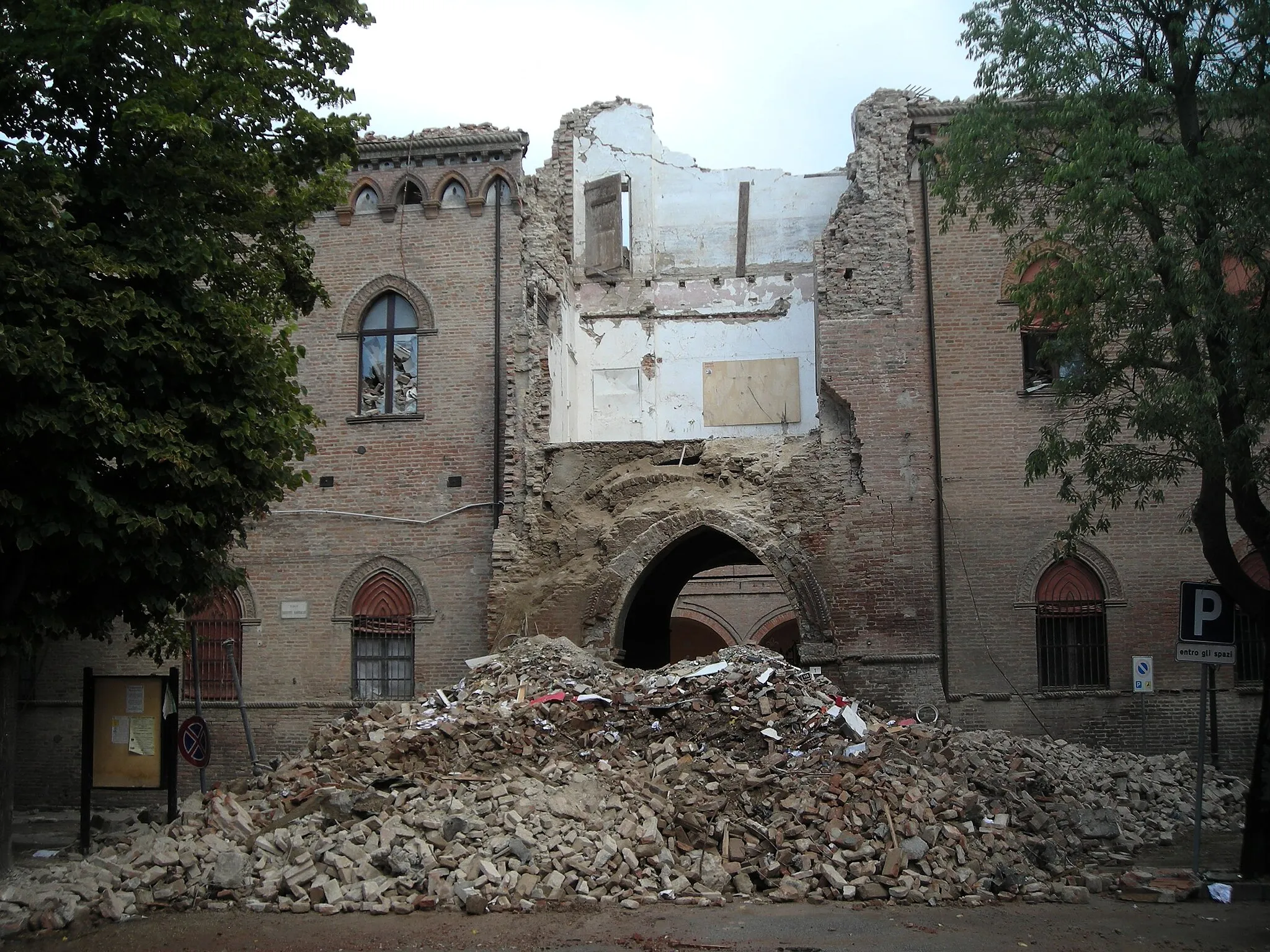 Photo showing: Castello sede del Comune di Poggio Renatico. Particolare della torre dell'orologio crollata per il terremoto in Emilia del 2012.