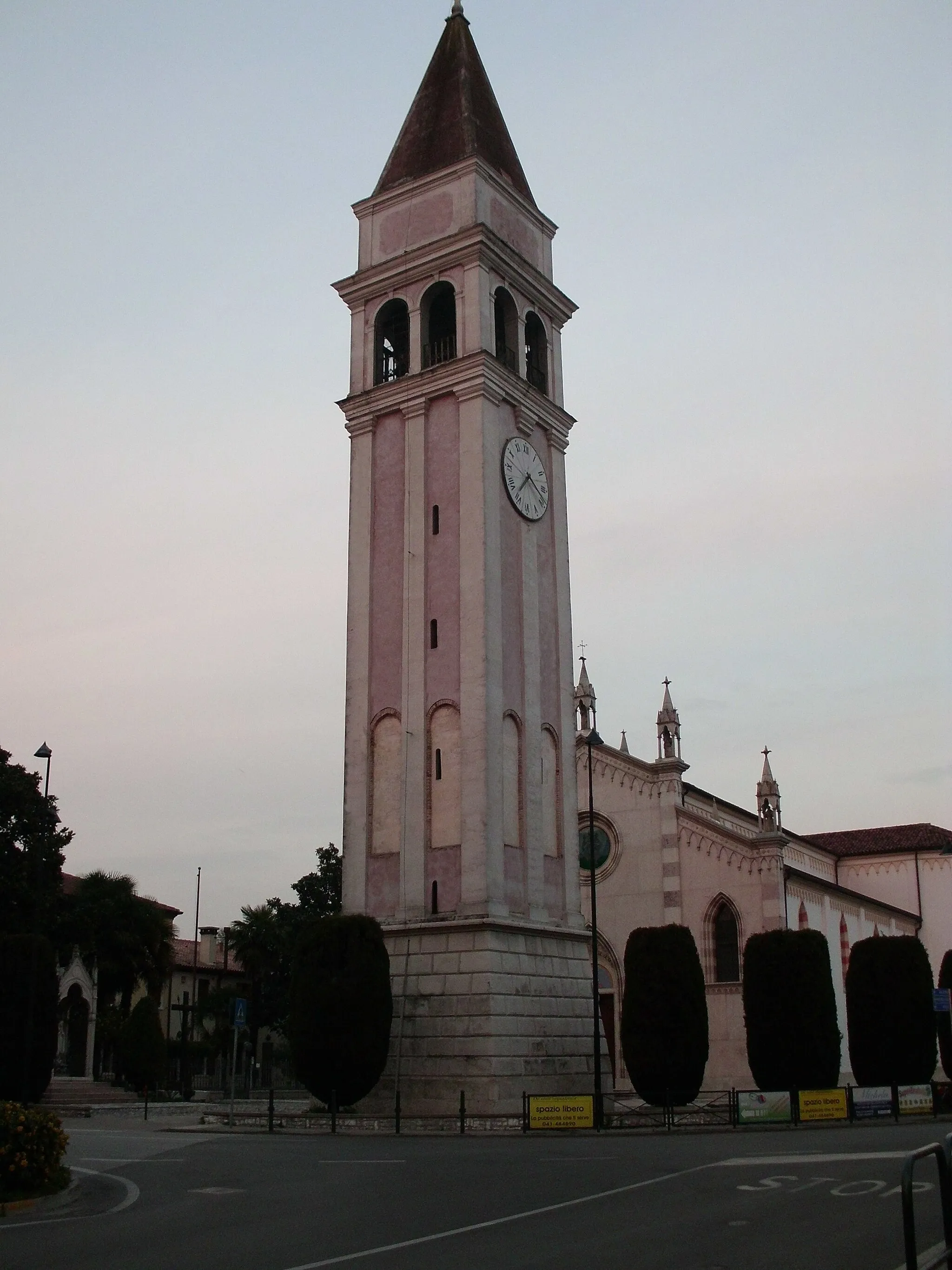 Photo showing: Campanile e facciata della chiesa di Maerne