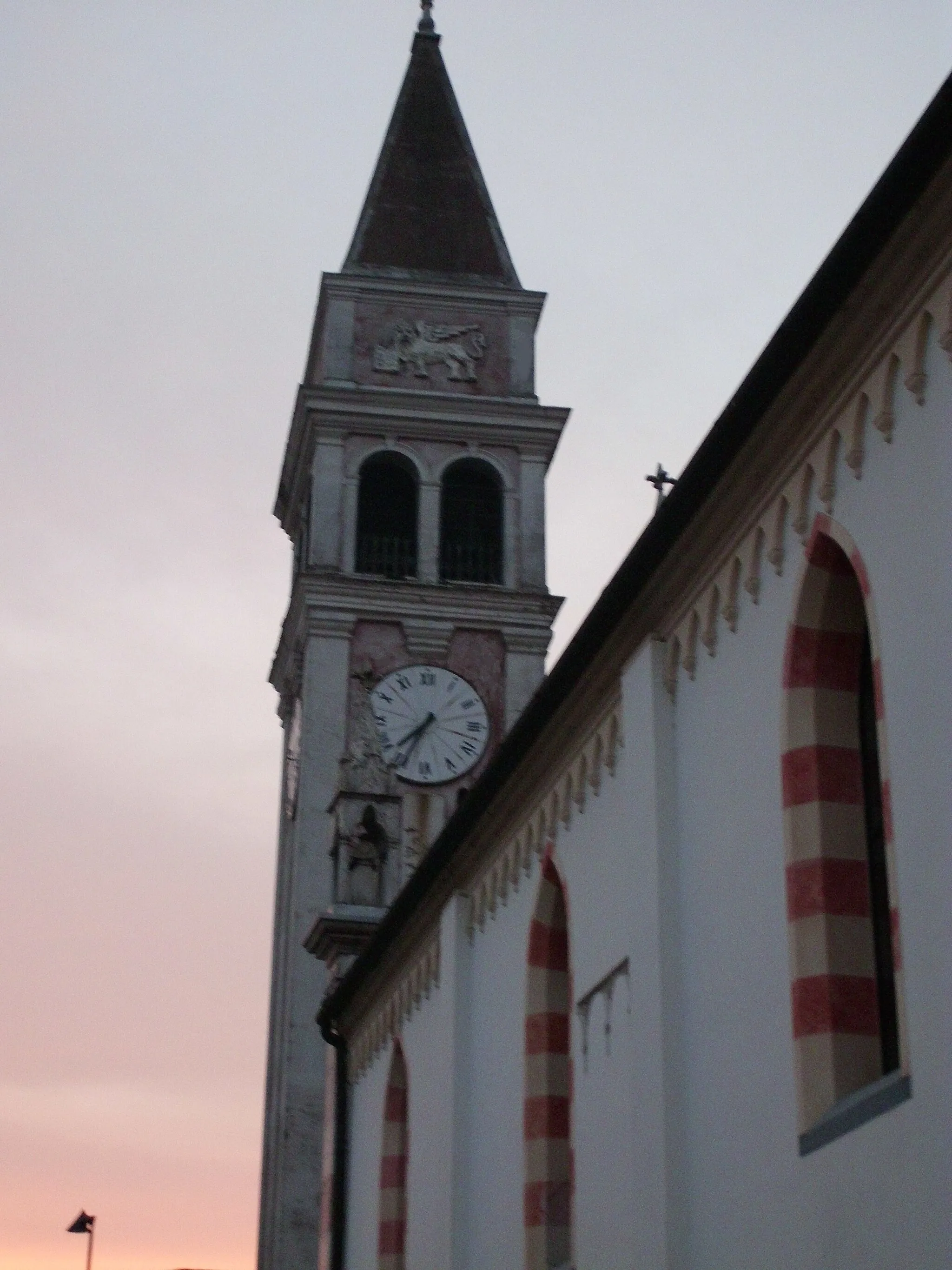 Photo showing: Veduta notturna della parrocchiale di Cappella di Scorzè