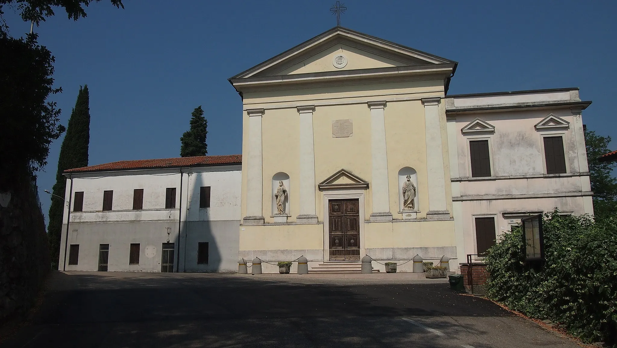 Photo showing: Chiesa di San Giovanni Battista a Pianezze di Arcugnano, con la canonica a destra.