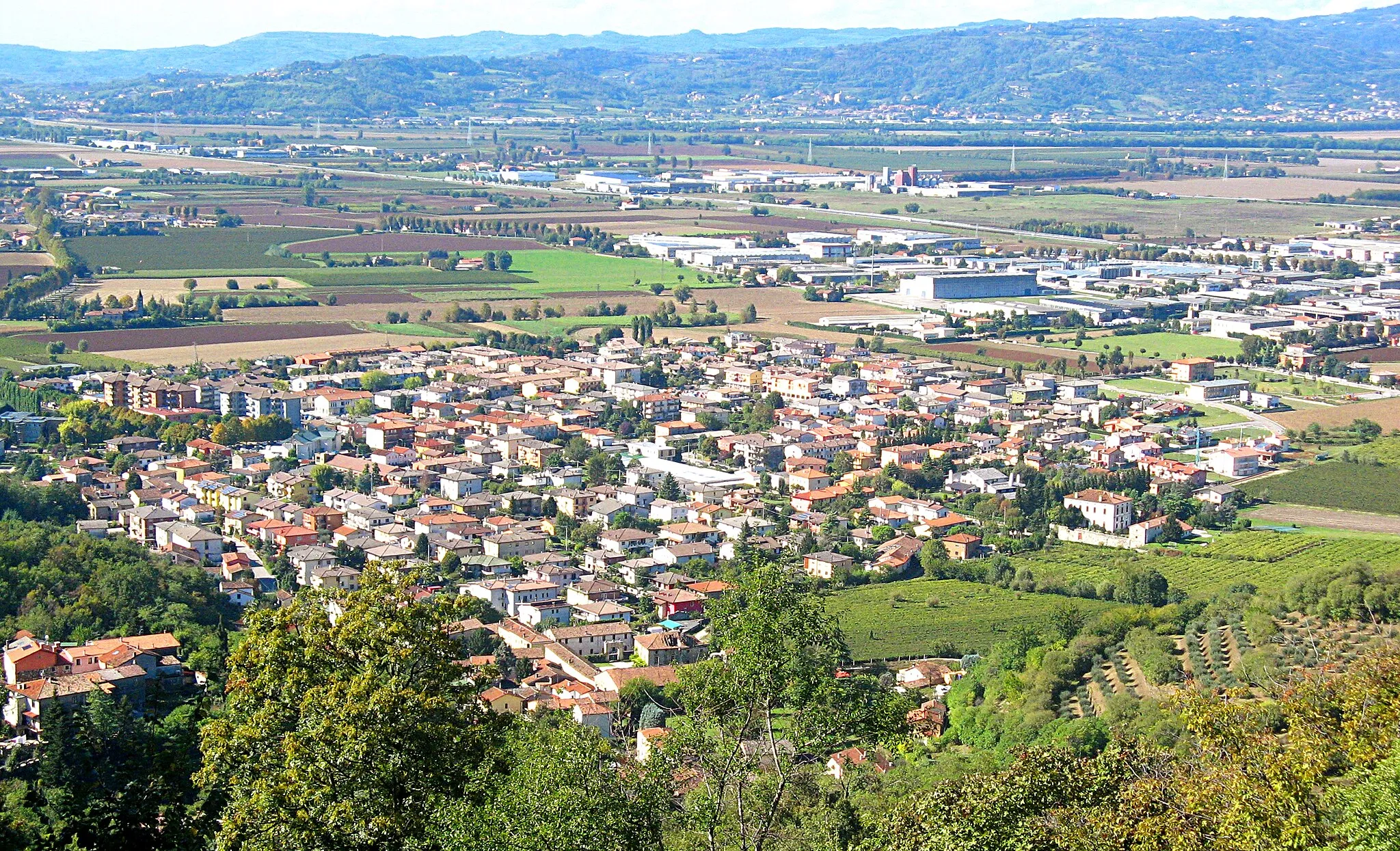 Photo showing: View on Brendola center, from the high castle "Rocca dei Vescovi"