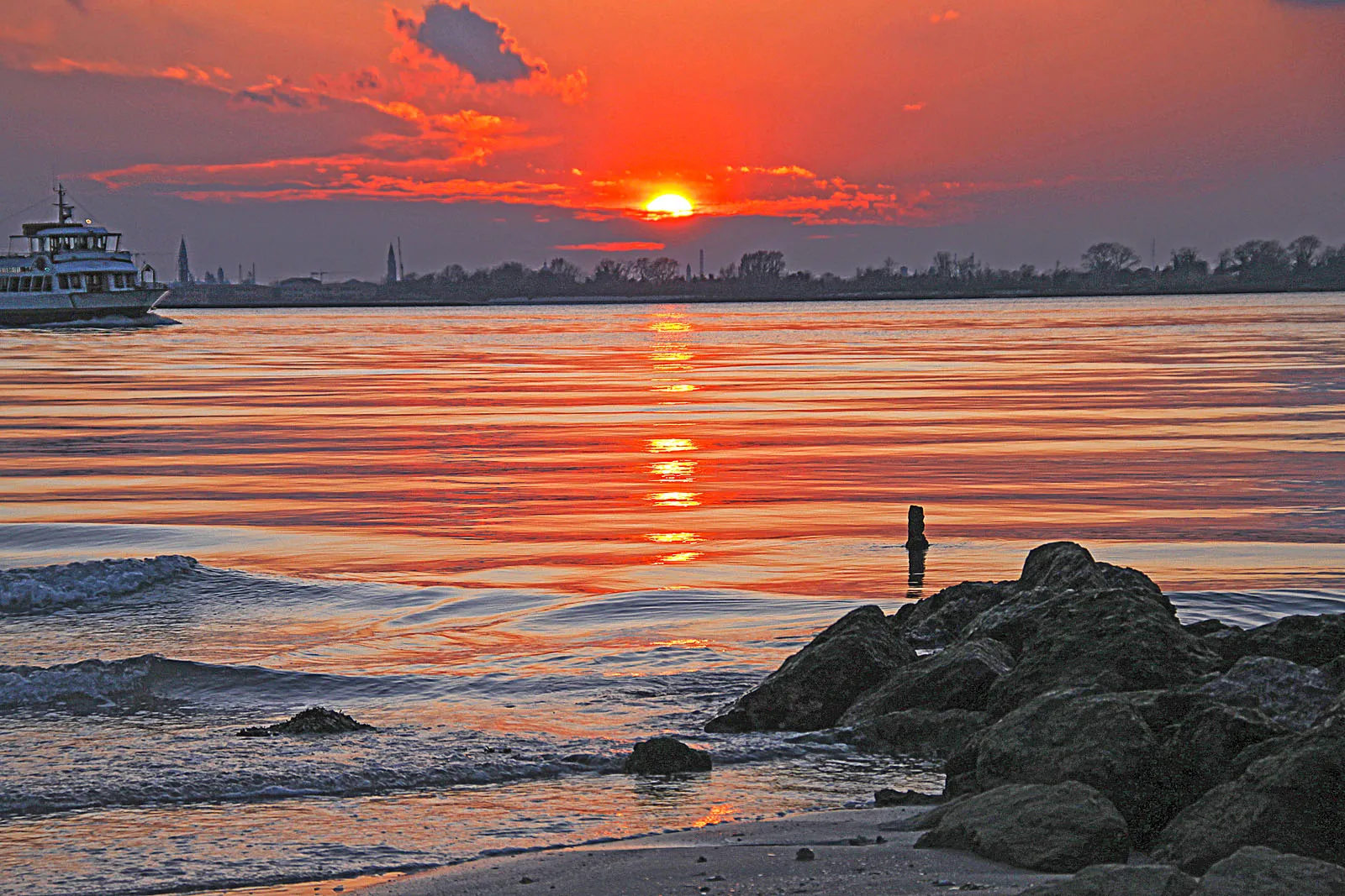 Photo showing: The view towards Venice.