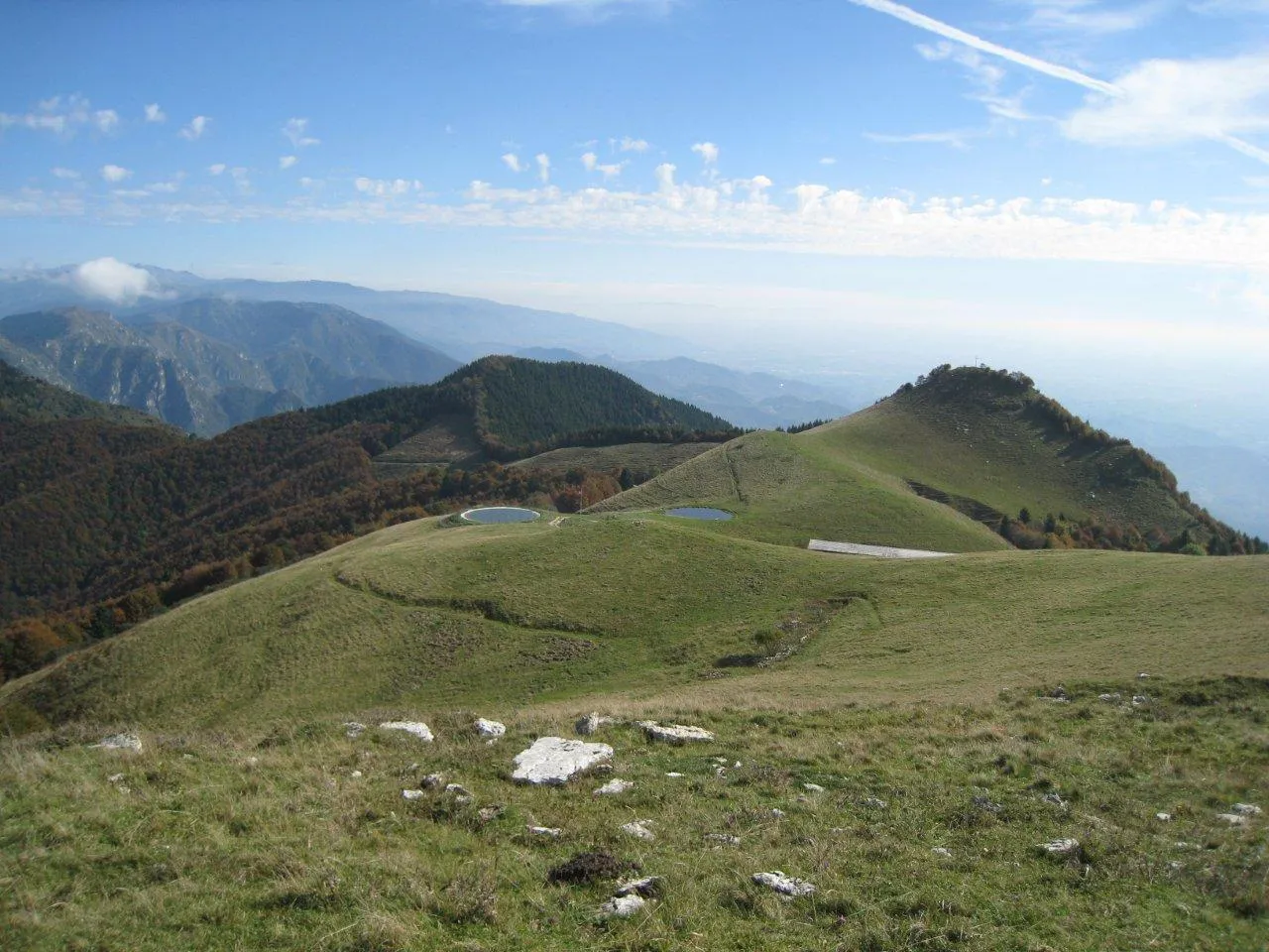 Photo showing: Panorama dal Monte Prenduol verso Malga Mont e Monte Crep