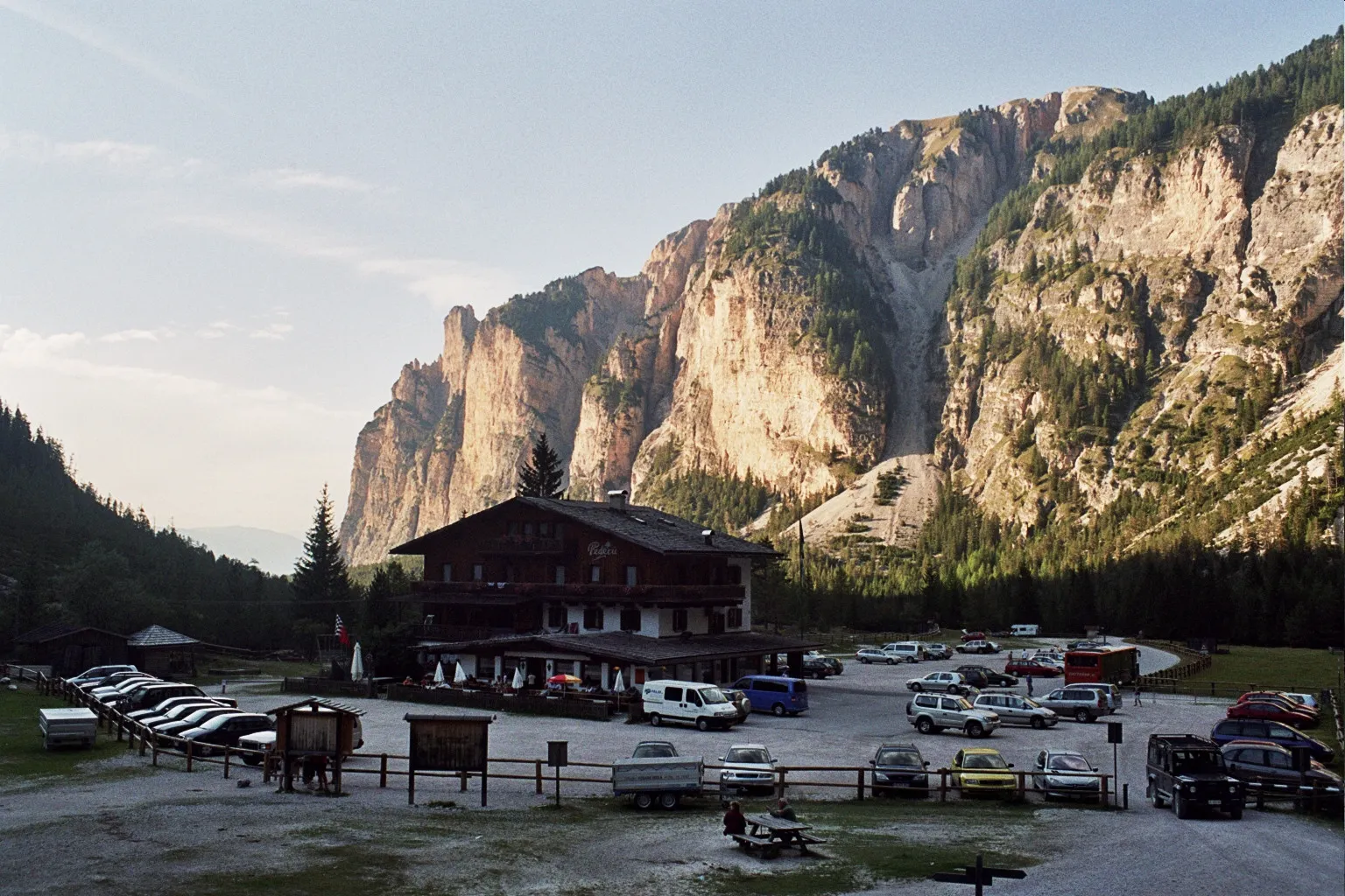 Photo showing: Rifugio Pederü-Hütte in Enneberg