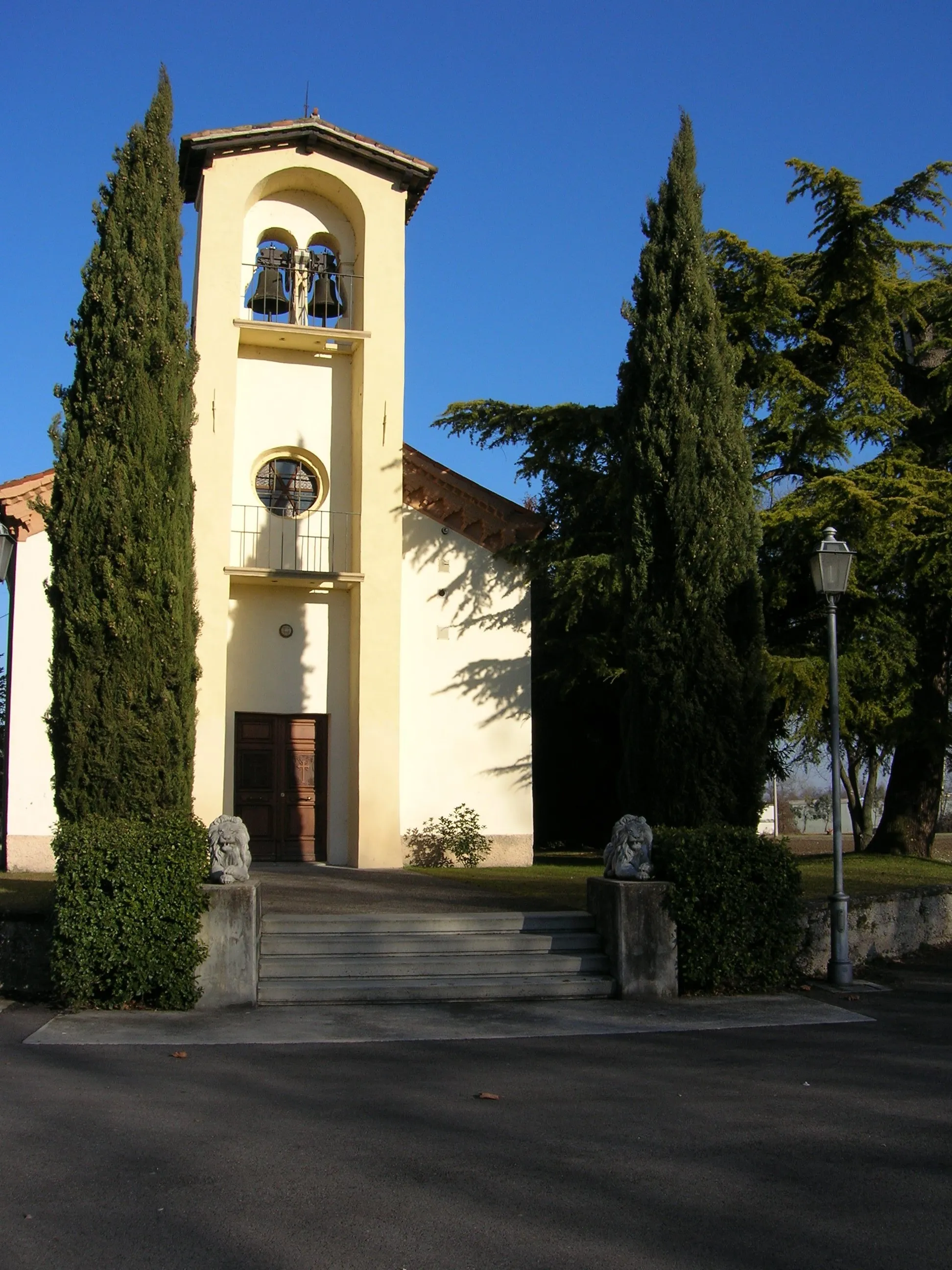 Photo showing: Front of the church of Siviàn (Rivignàn Teôr, Udin, Italy)