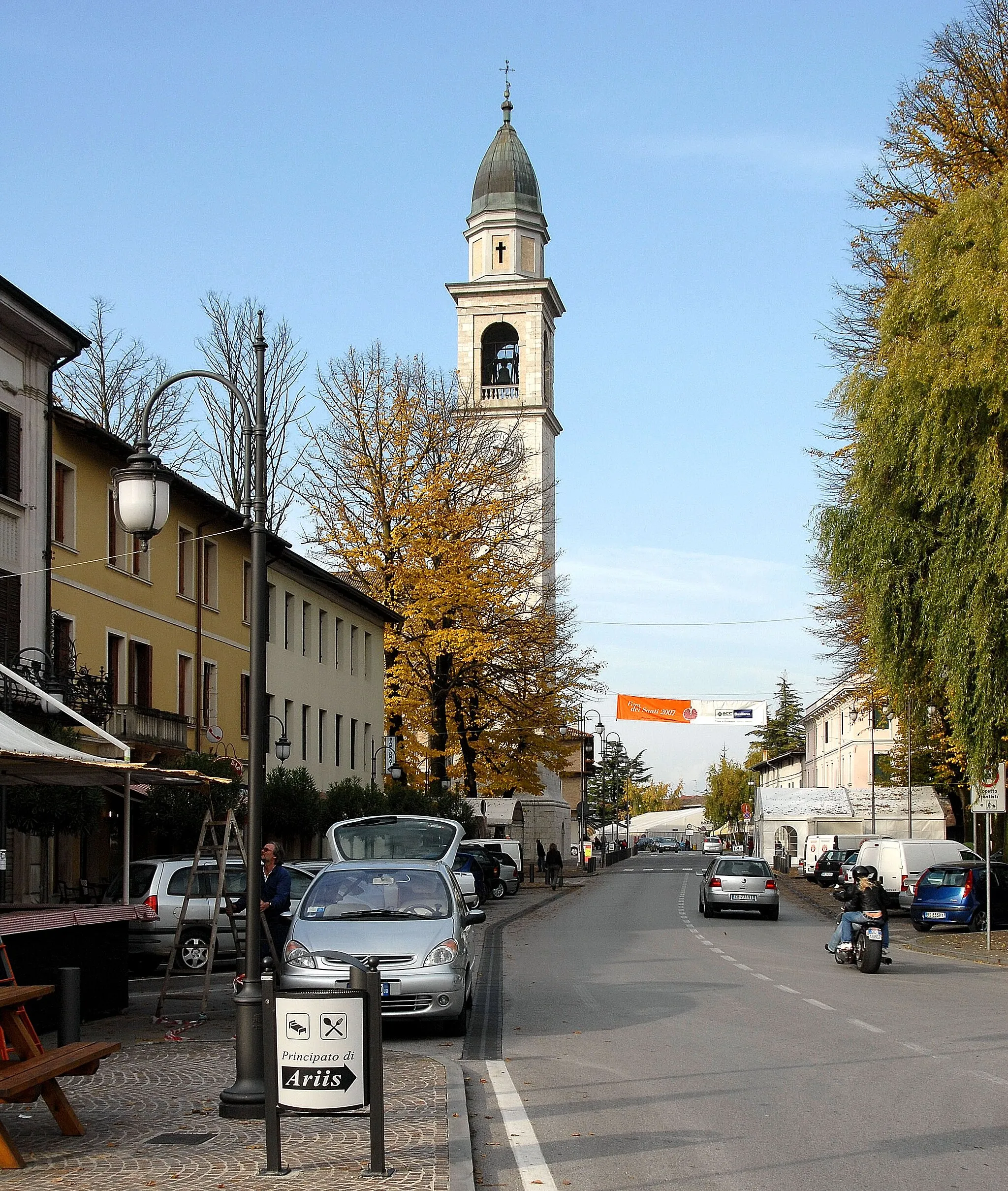 Photo showing: Main road with belfrey (campanile) at Rivignano, province of Udine, region Friuli Venezia-Giulia, Italy