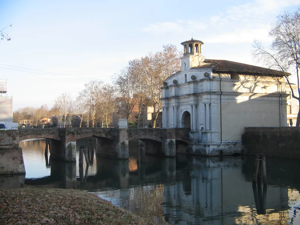 Photo showing: Vista del ponte di Porta Portello, Padova - Italia, in zona universitaria.
A view of the Porta Portello bridge, Padua - Italy, in the university zone.

Made by Piero tasso the 22 of January, 2006