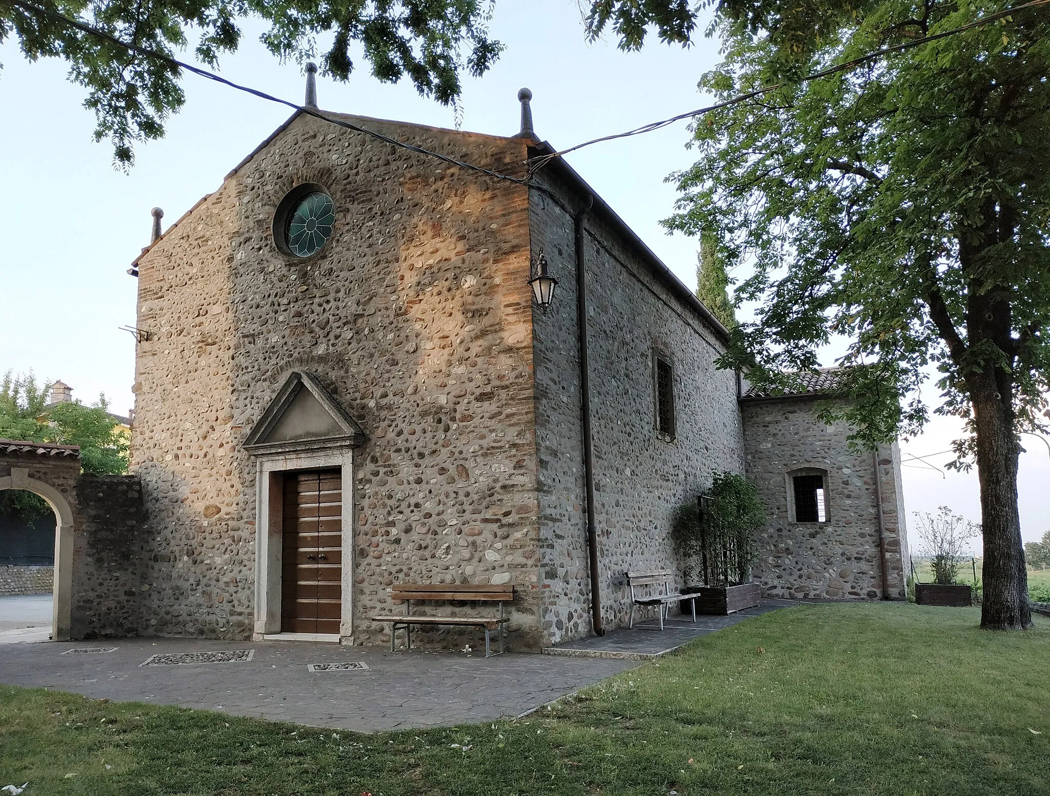 Photo showing: Vista della facciata e della parte laterale destra della chiesa di San Rocco in località Rosolotti, comune di Sona