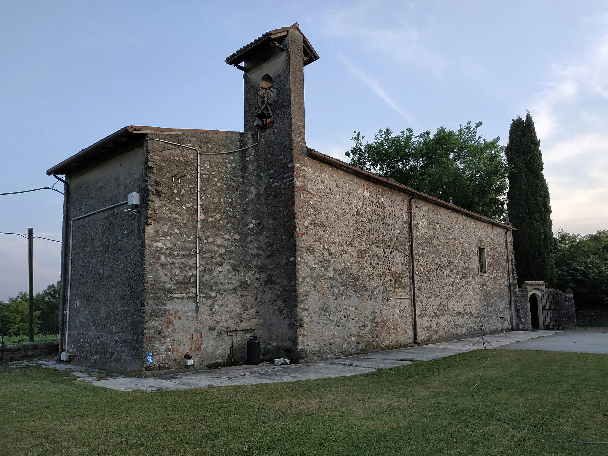 Photo showing: Fotografia dell'abside e del lato sinistro della chiesa di San Rocco dal cortile posteriore alla chiesa