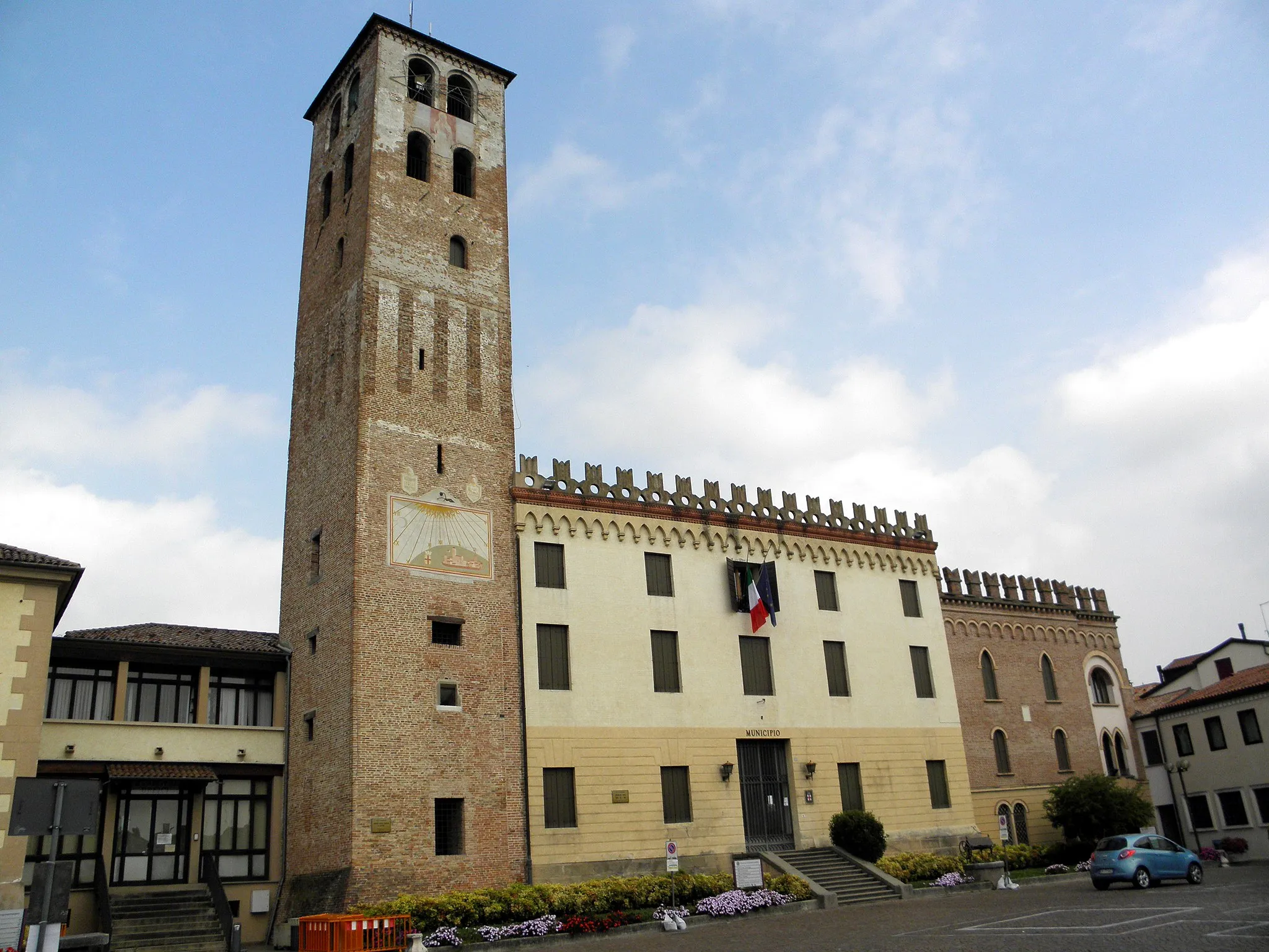 Photo showing: Camposampiero: Torre della Rocca e Palazzo Tiso, sede municipale.