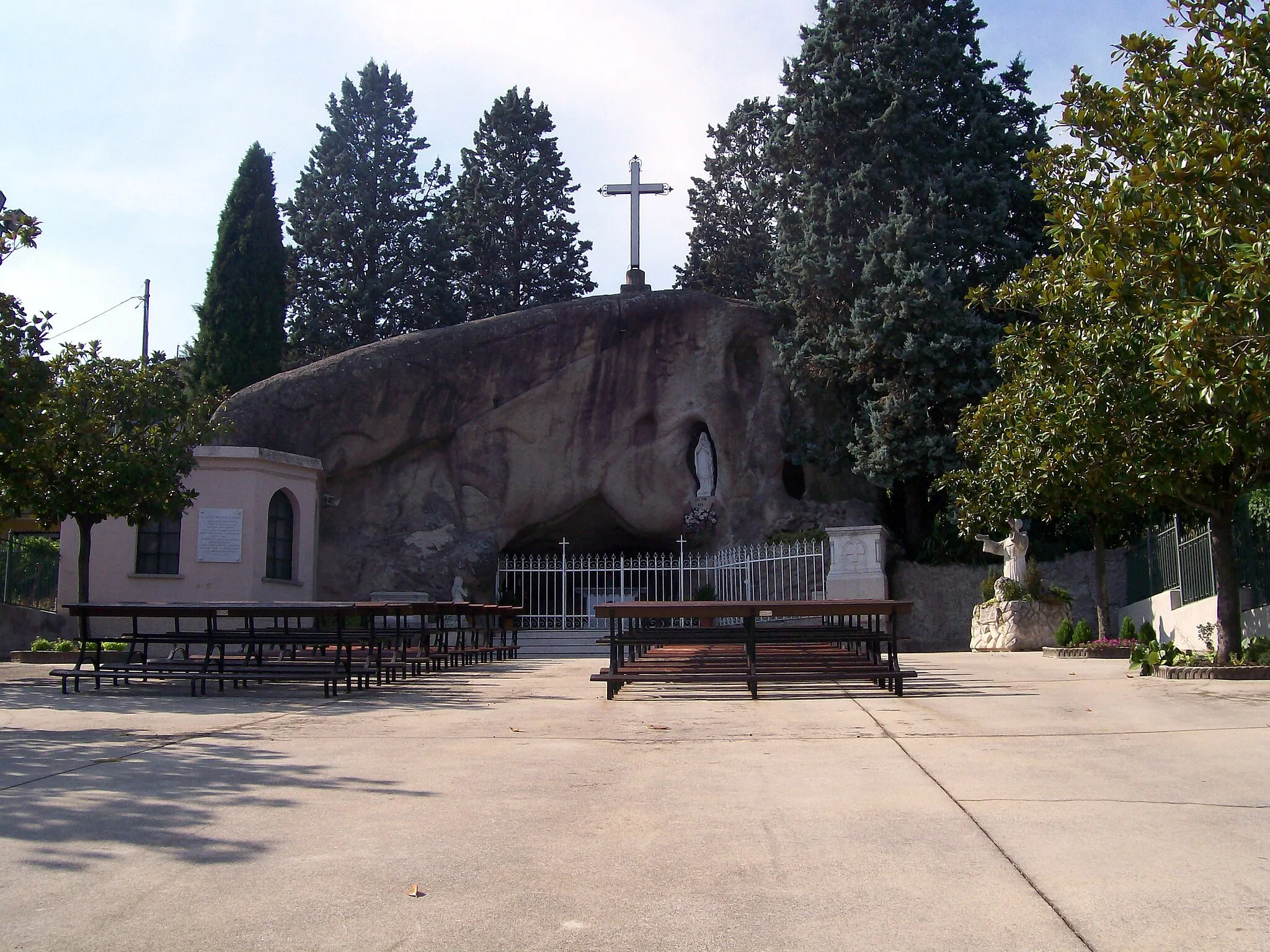 Photo showing: Riproduzione della Grotta di Lourdes, opera del Beato Fra' Claudio Granzotto, in Brognoligo di Monteforte d'Alpone (VR).