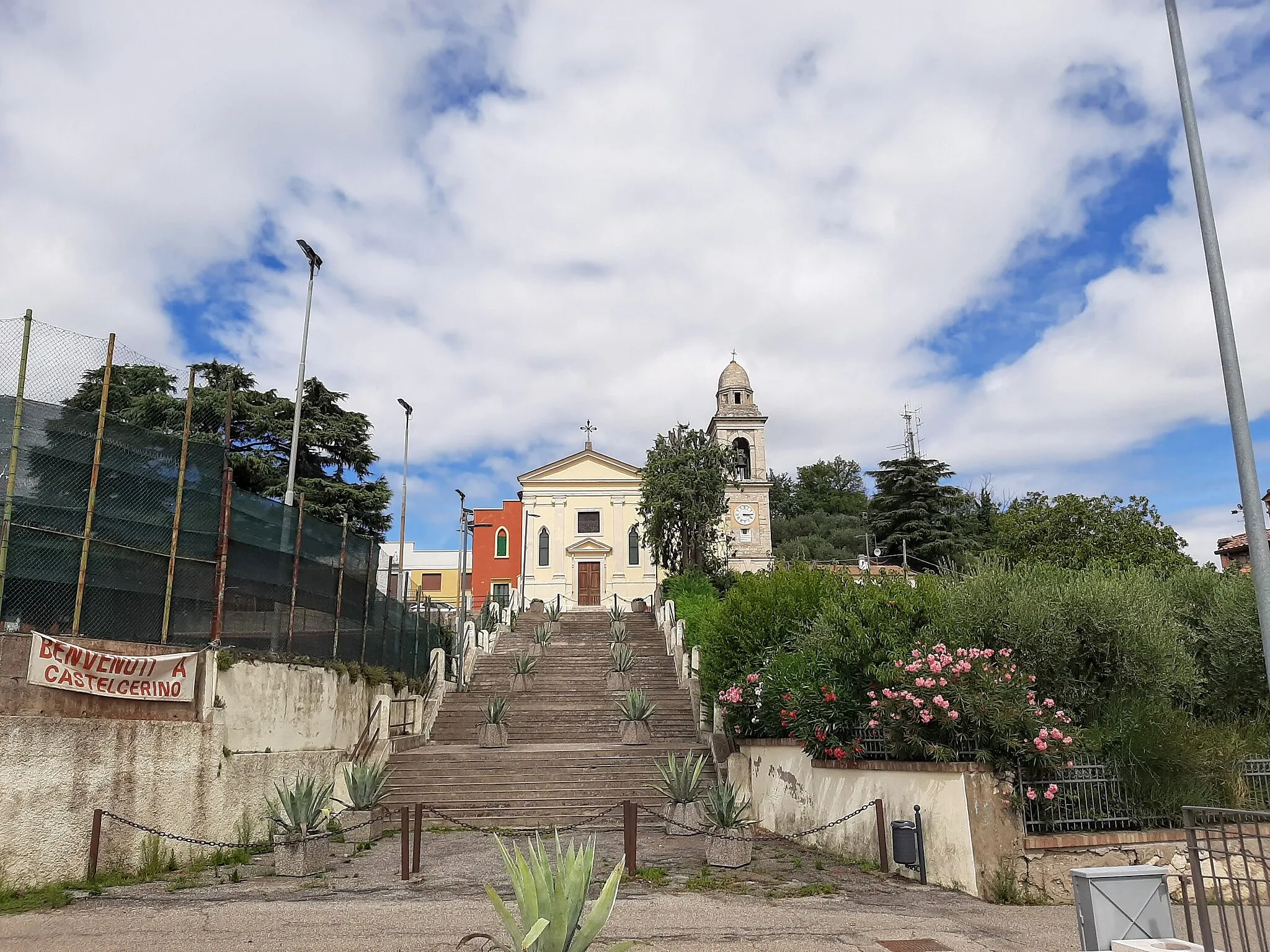 Photo showing: Facciata e campanile, preceduti dalla scalinata, della chiesa parrocchiale di S. Maria Maddalena in Castelcerino di Soave (VR).