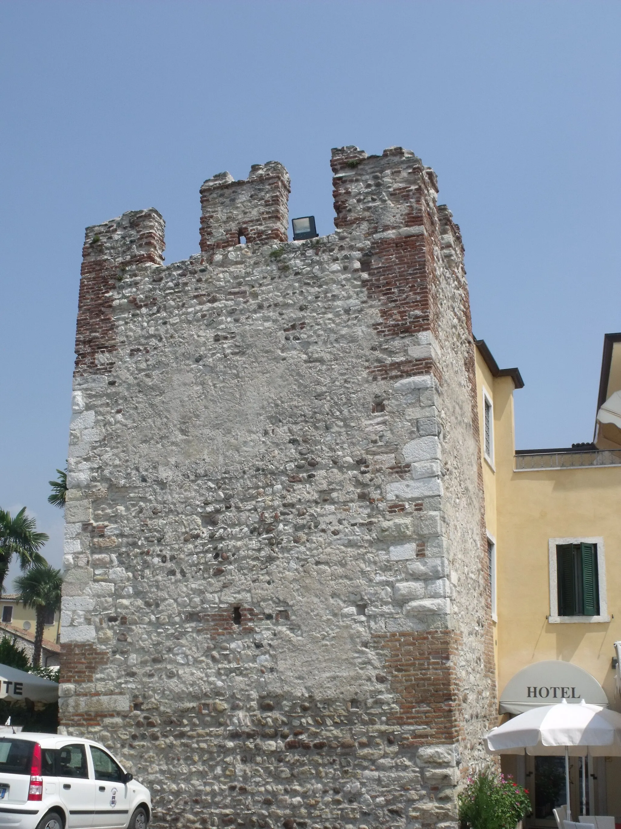 Photo showing: Lake Garda from Bardolino.
Only this remains of this ruined castle. Now built into a hotel. The Hotel Catullo.