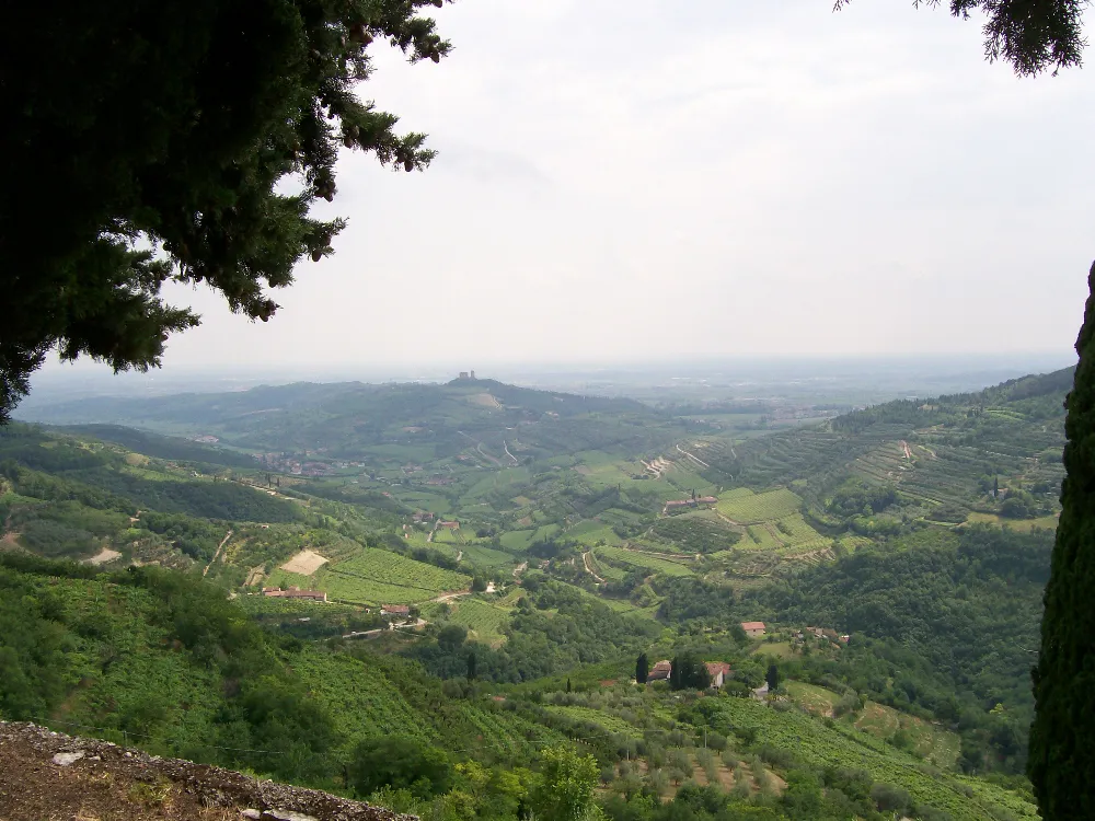 Photo showing: Veduta della Val Tramigna da Campiano. Al centro, sul monte, il castello d'Illasi. Sulla destra, nella valle, Cazzano di Tramigna, mentre sulla sinistra si vede Illasi.