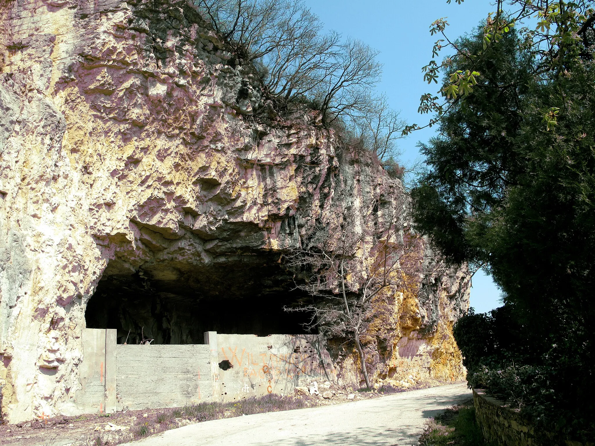 Photo showing: Cave di pietra tenera a Costozza