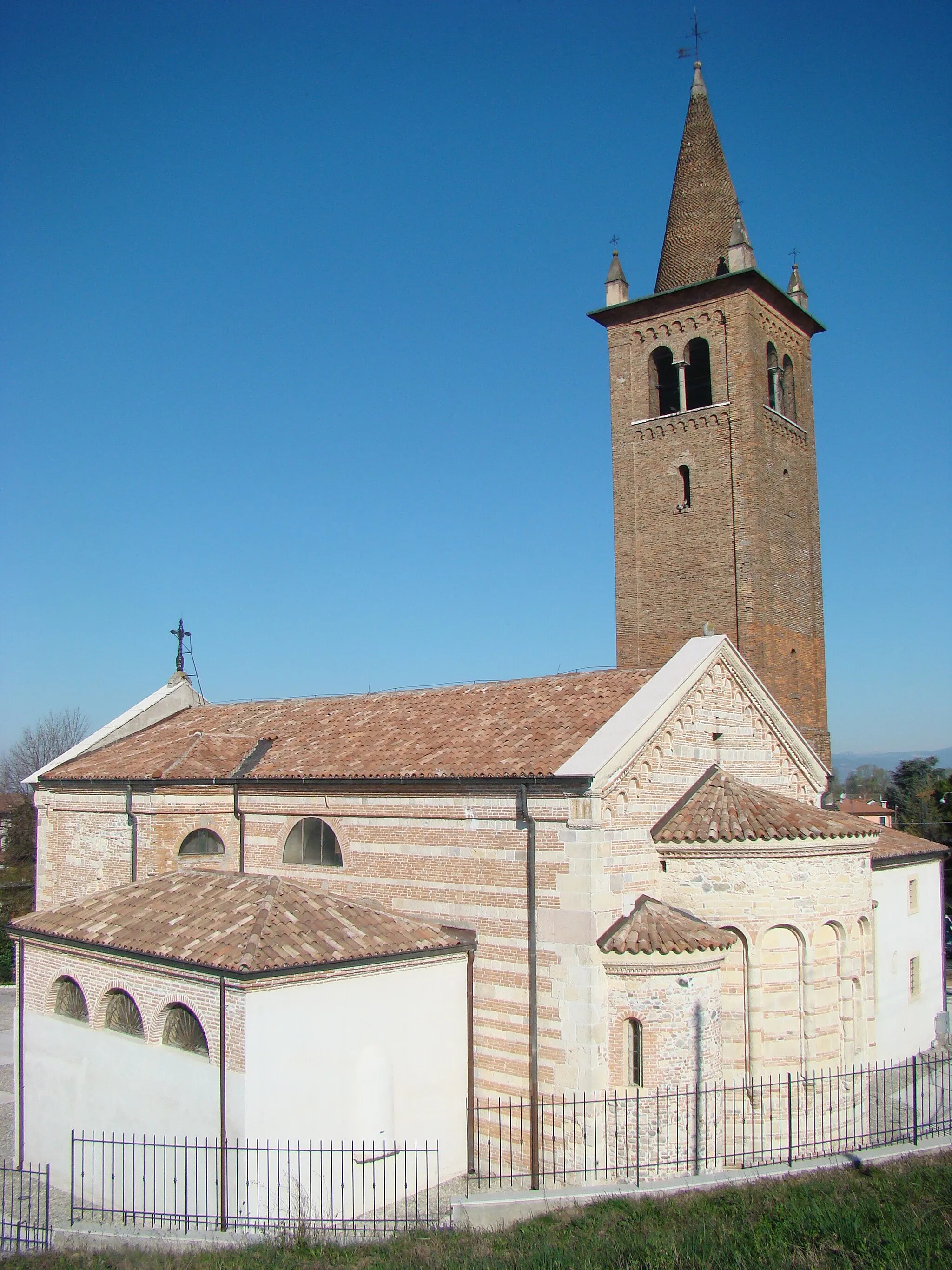 Photo showing: Chiesa di Scardevara a Ronco all'Adige Verona Abside del 1100