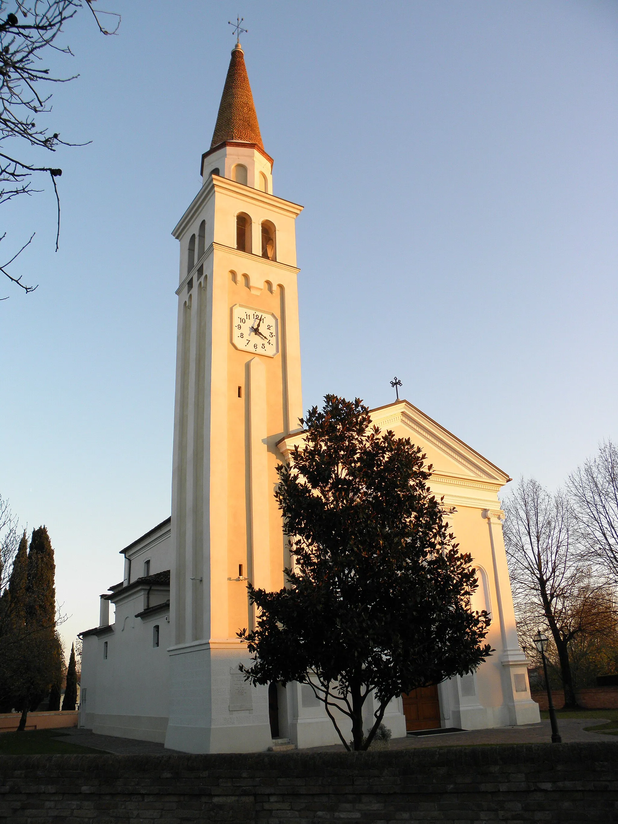 Photo showing: Biancade, frazione di Roncade: la chiesa parrocchiale di San Giovanni Battista.