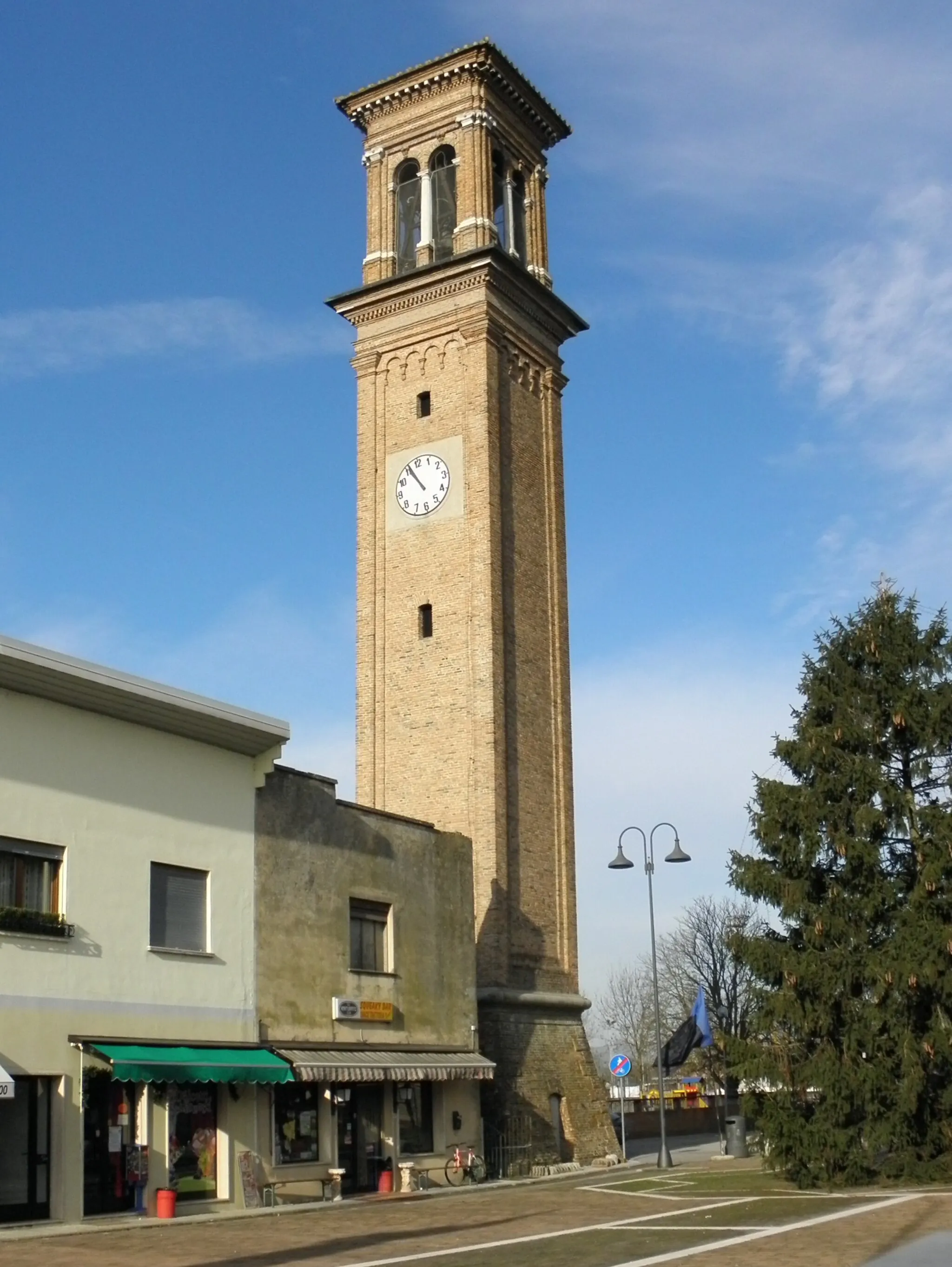 Photo showing: Il campanile della chiesa parrocchiale di San Marco evangelista a Buso, frazione di Rovigo.