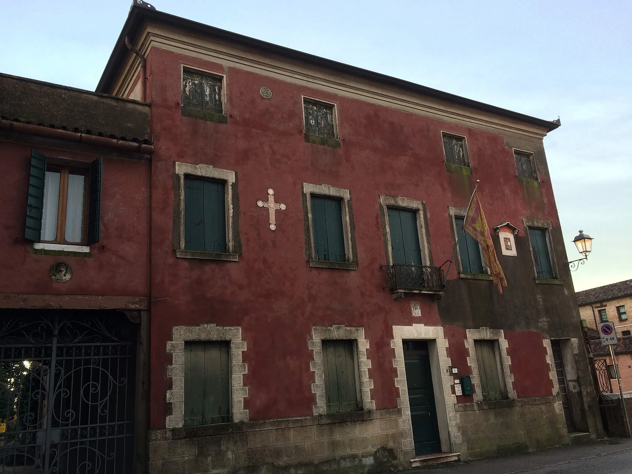 Photo showing: Immagine rappresentante della facciata di colore rosso di Villa Vescovi