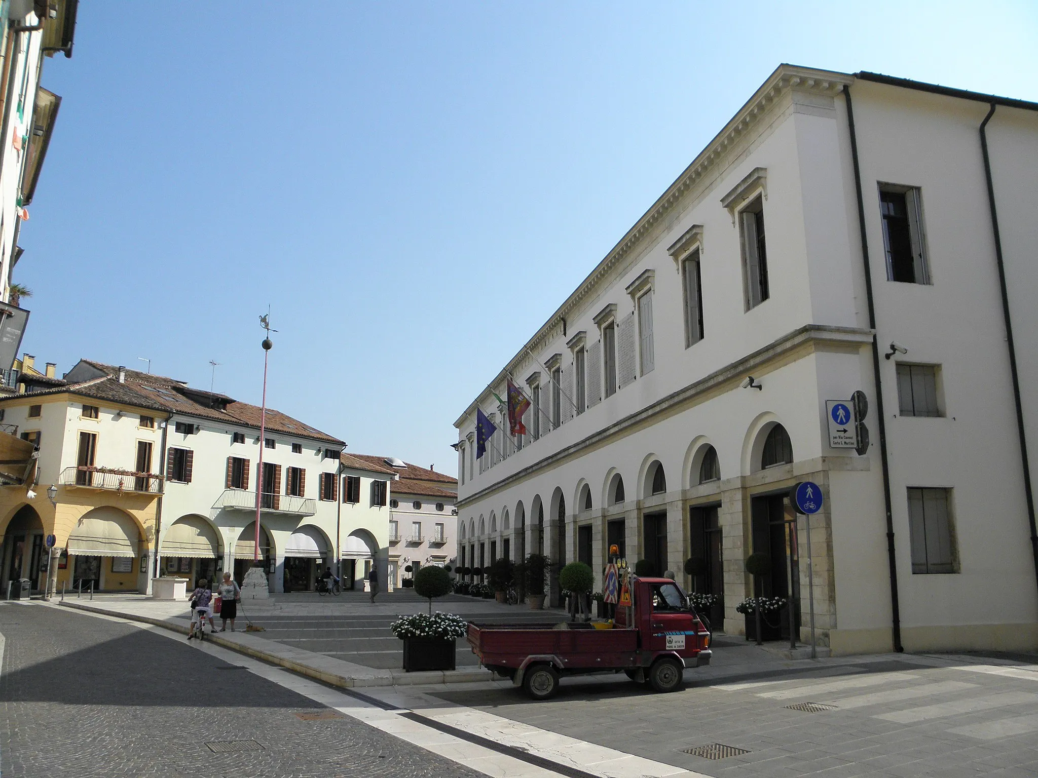 Photo showing: Piove di Sacco: Piazza Matteotti e, sulla destra, Palazzo Jappelli sede municipale.