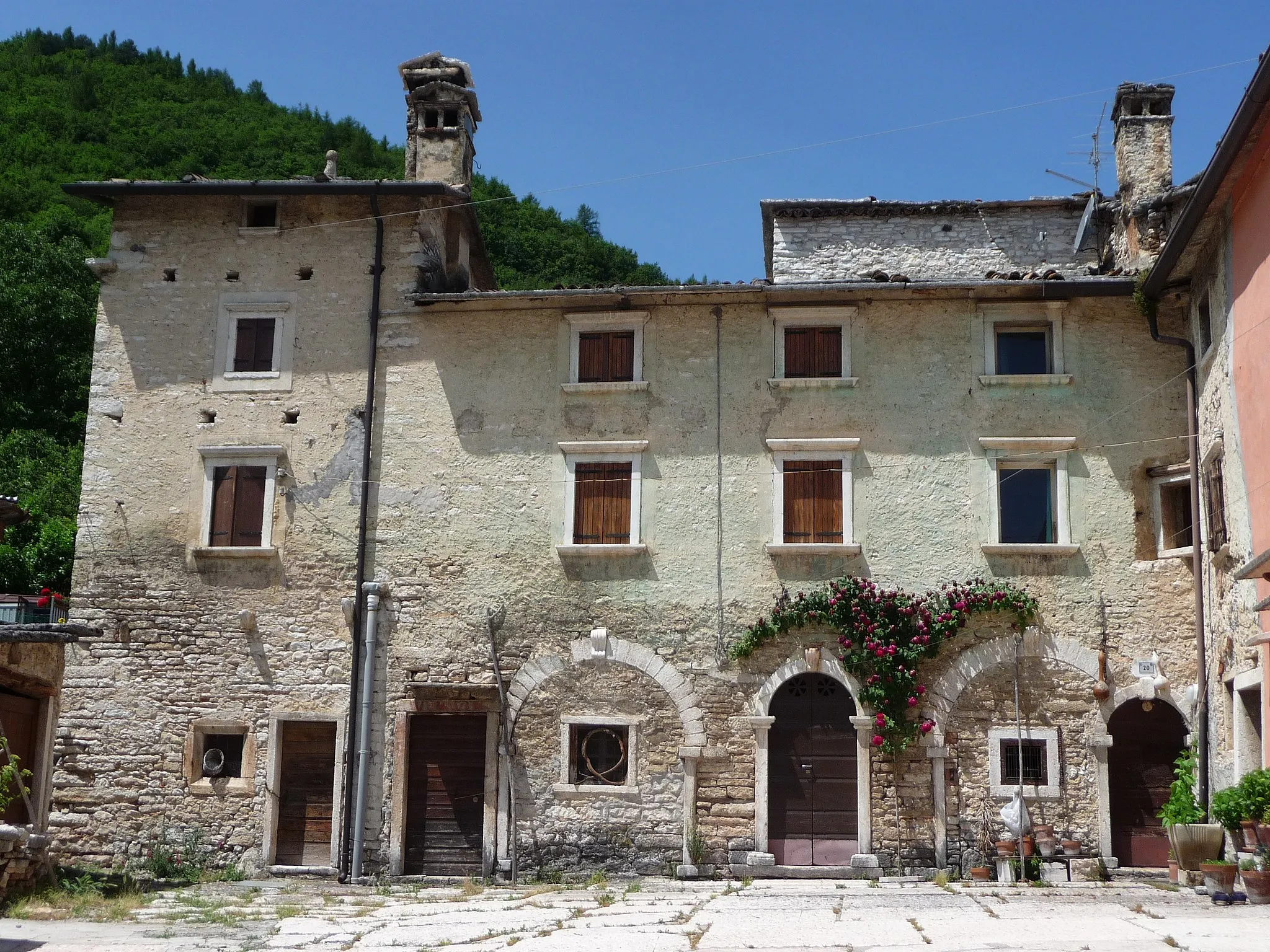 Photo showing: Ancient house in Molina of Fumane, province of Verona, Italy.