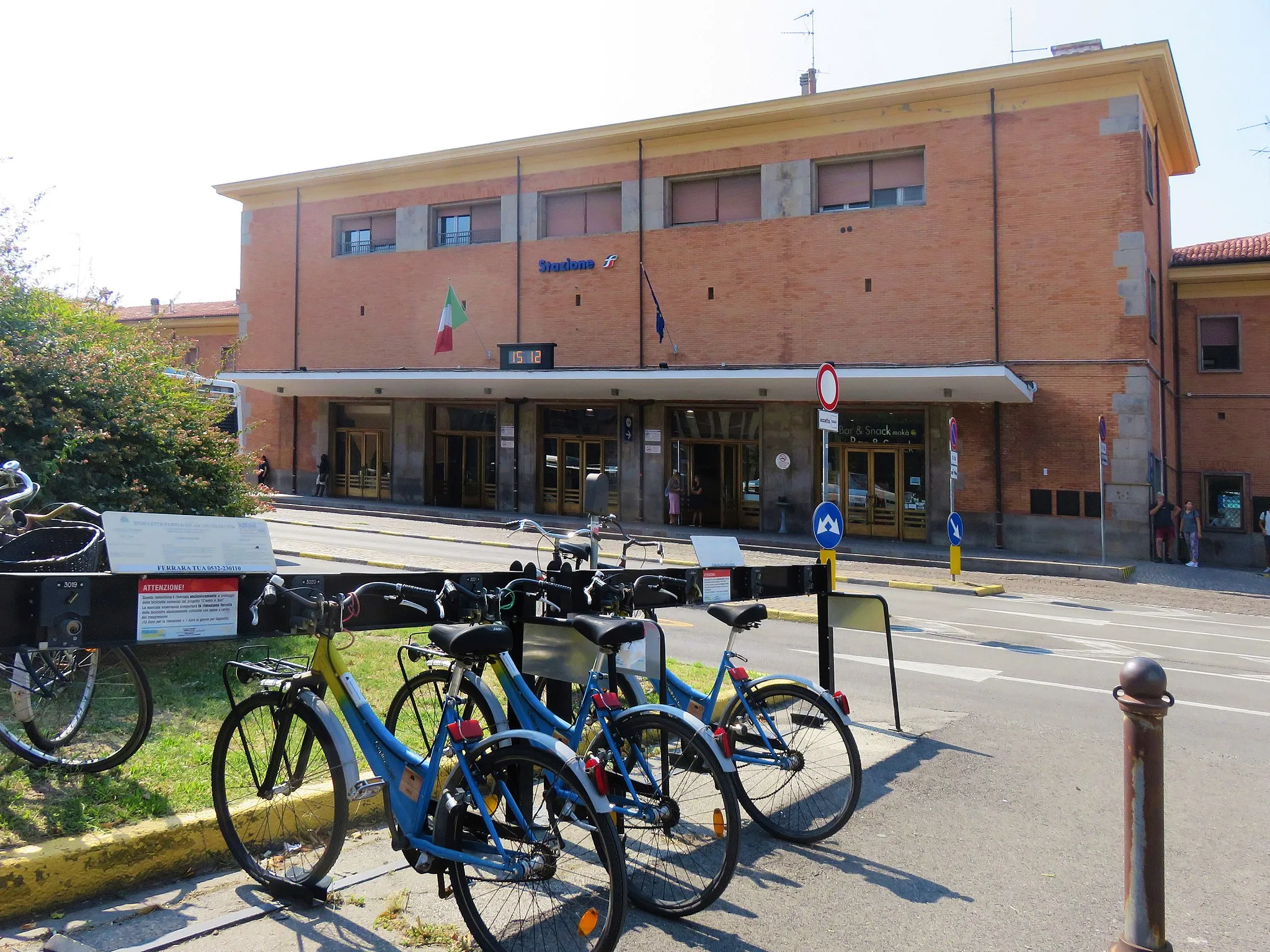 Photo showing: Il piazzale della stazione con un deposito di biclette pubbliche ad uso gratuito di Ferrara TUA