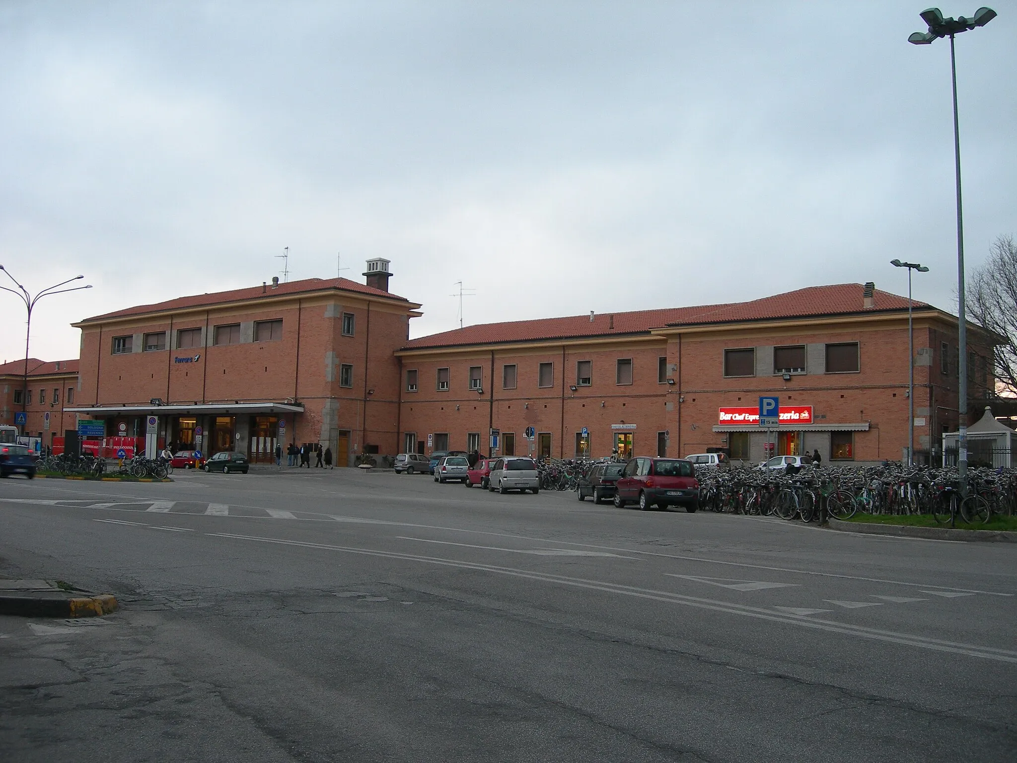 Photo showing: Stazione centrale a Ferrara