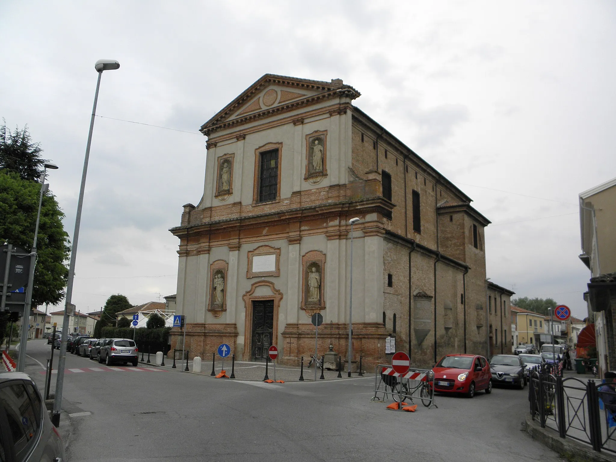 Photo showing: Porotto, frazione di Ferrara: la chiesa parrocchiale dei Santi Filippo e Giacomo.